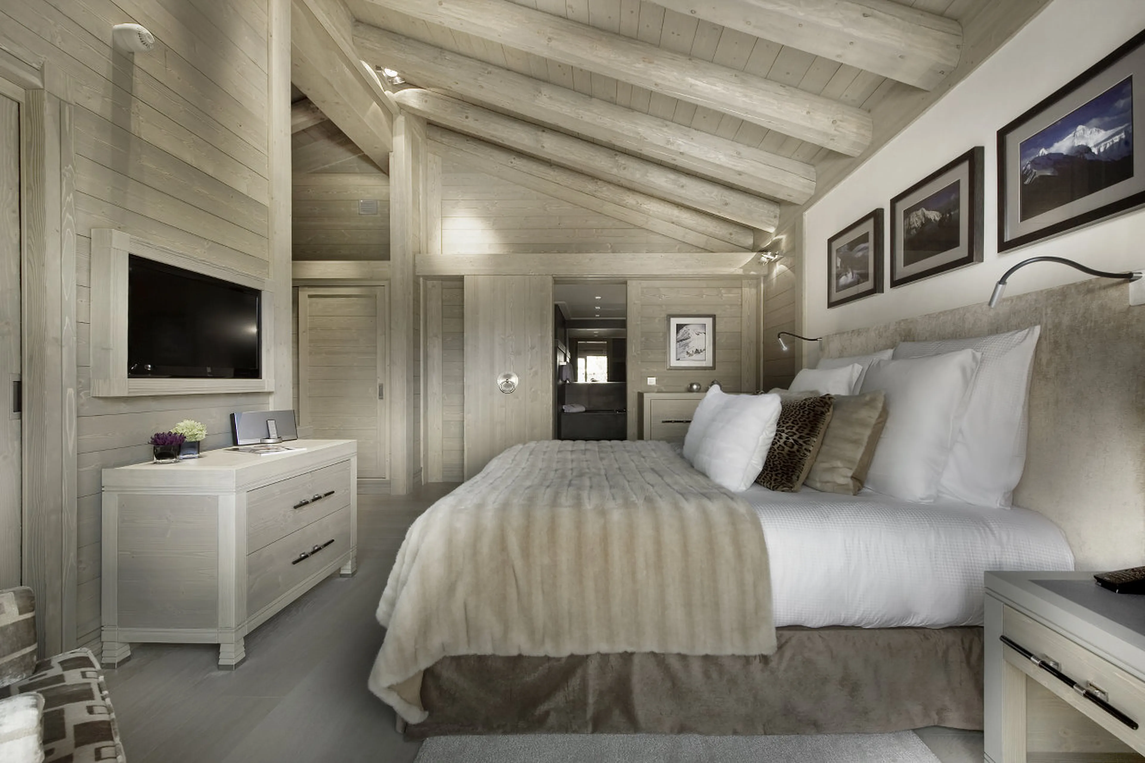 Double bed bedroom with dressing room and terrace entrée in Chalet Abruzzes in Courchevel 1850