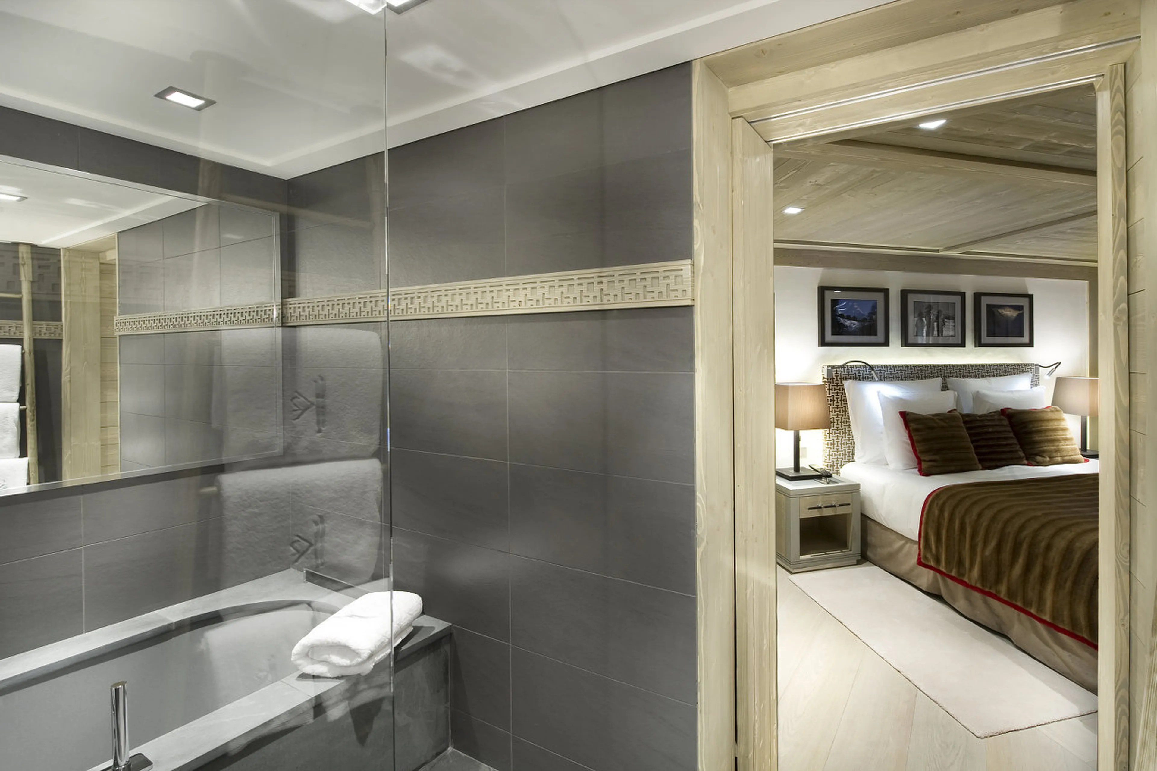 Bedroom with double bed, en suite bathroom and independent WC in Chalet Abruzzes in Courchevel 1850