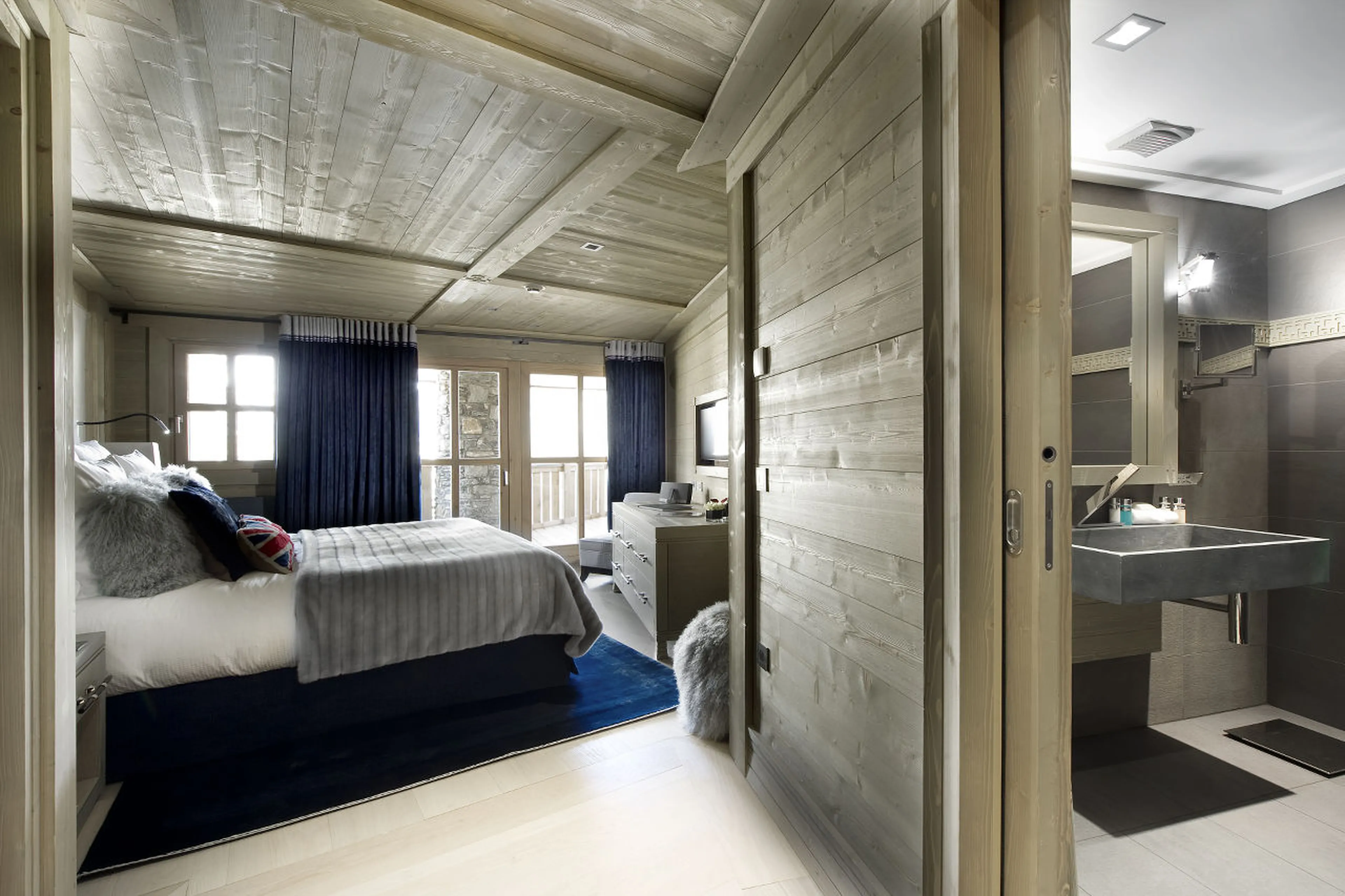 Stylish en suite bedroom and bathroom in Chalet Abruzzes in Courchevel 1850