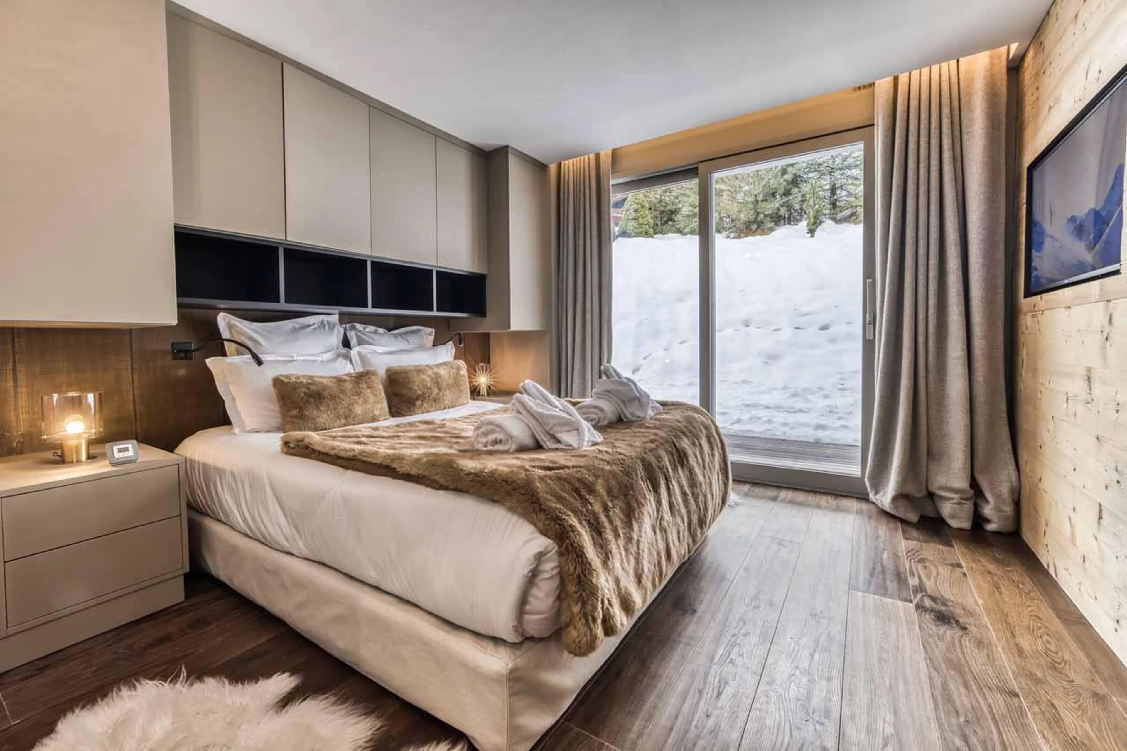 Double bedroom with terrace access at Chalet Acelia in Courchevel 1550