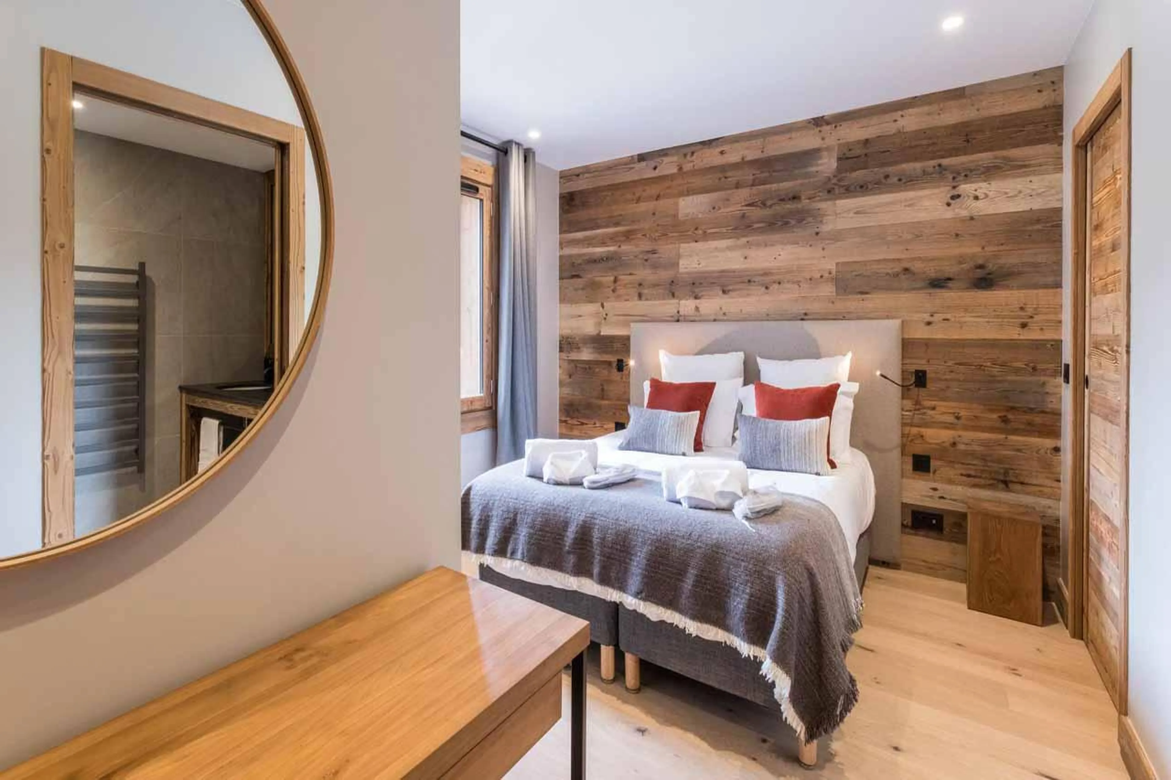 Double bedroom with mirror in Chalet Acolou, Saint Martin de Belleville