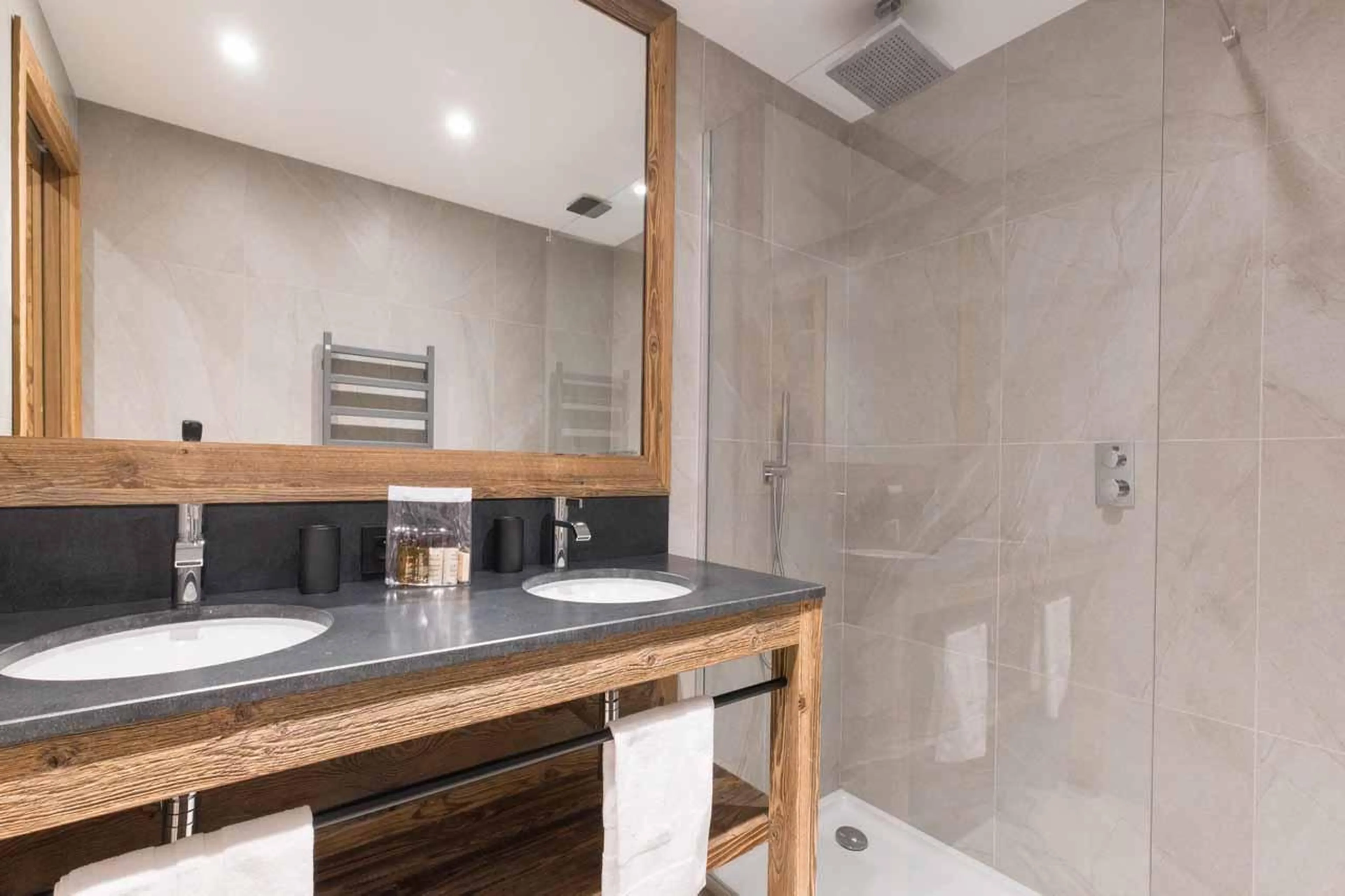 Shower room with double basin in Chalet Acolou, Saint Martin de Belleville