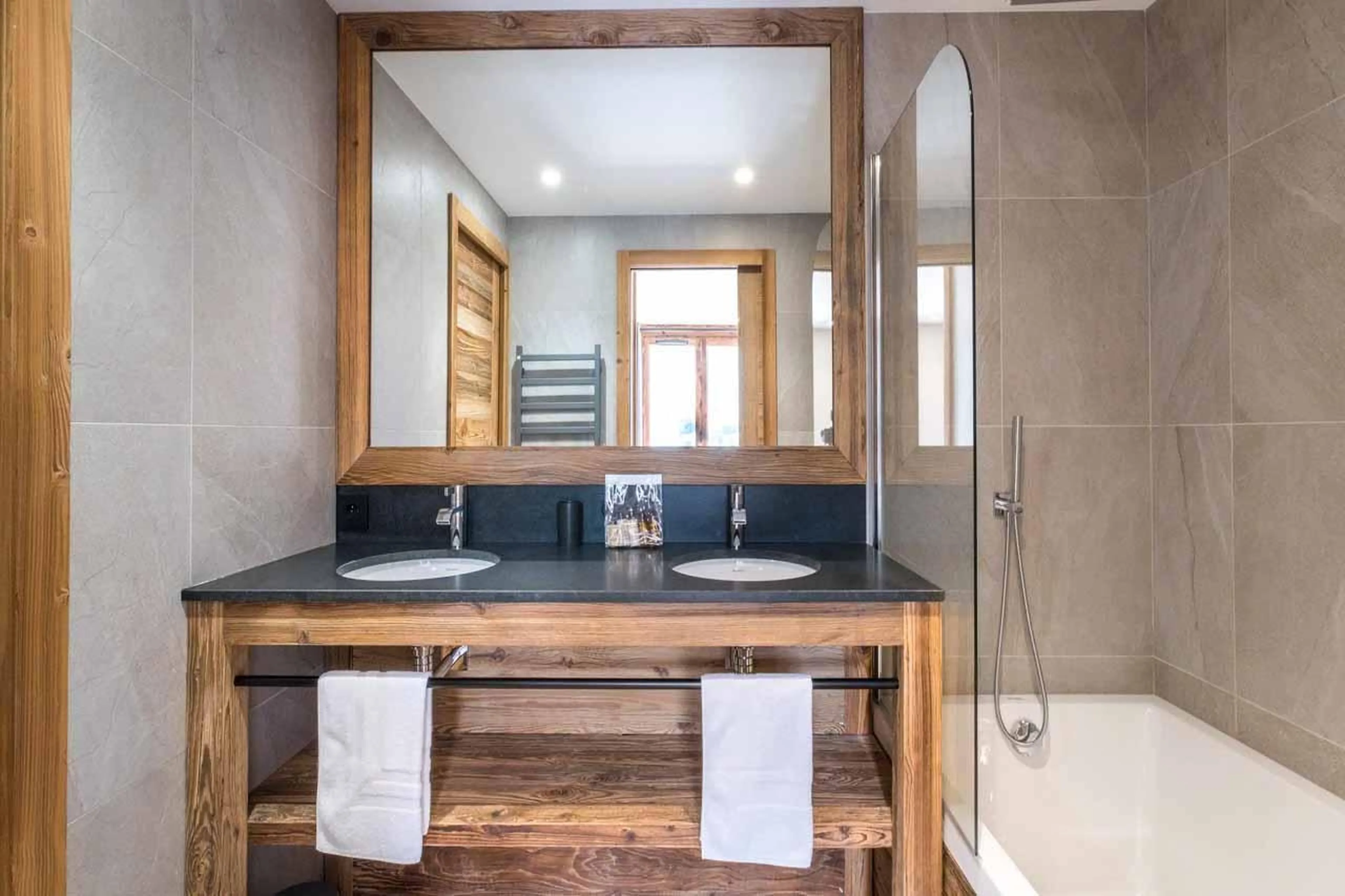 Bathroom with double basin in Chalet Acolou, Saint Martin de Belleville