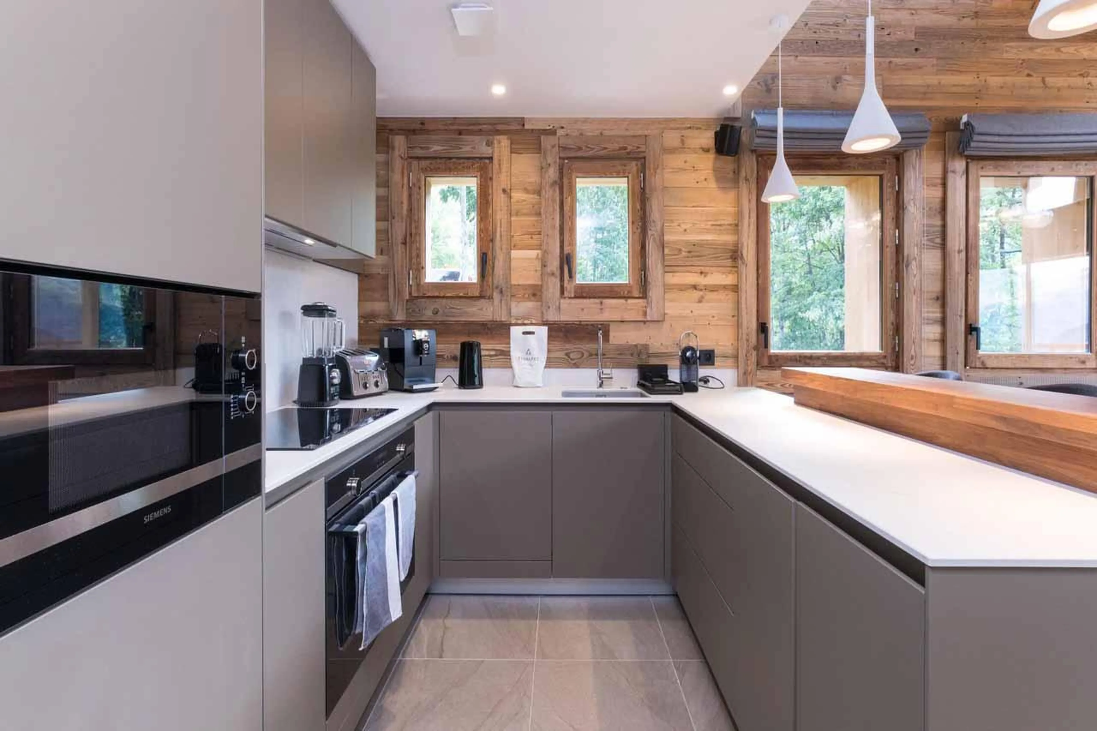 Kitchen with breakfast bar in Chalet Acolou, Saint Martin de Belleville