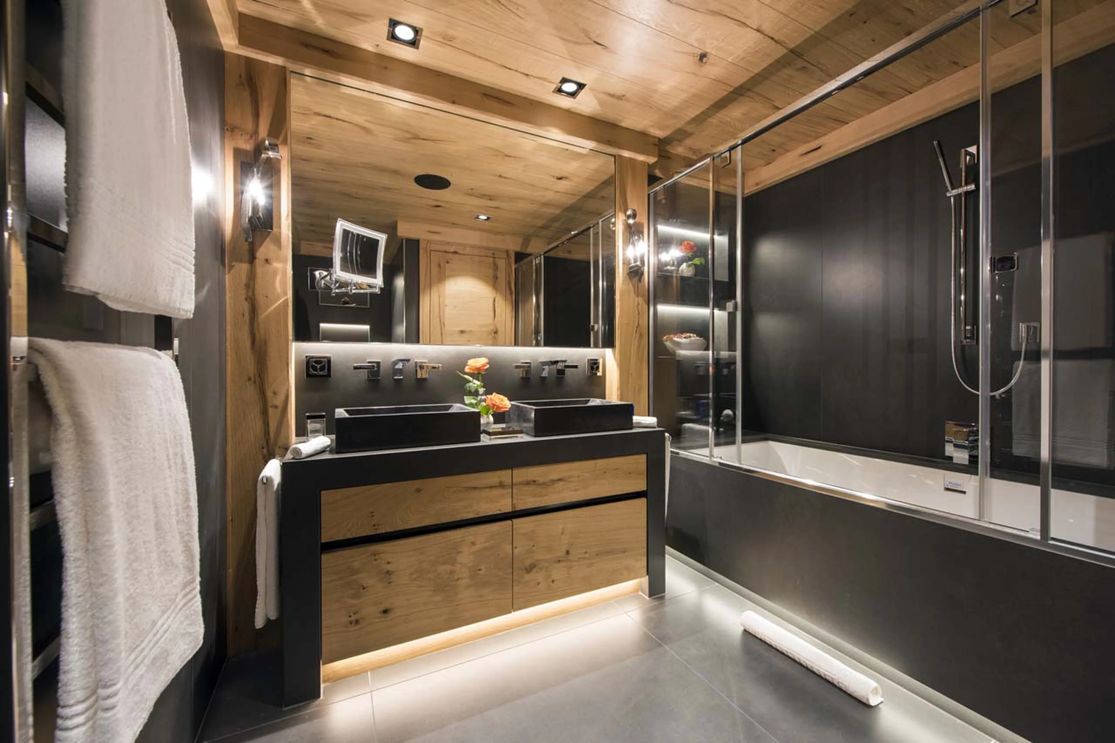 En-suite bathroom on first floor of Chalet Aconcagua in Zermatt