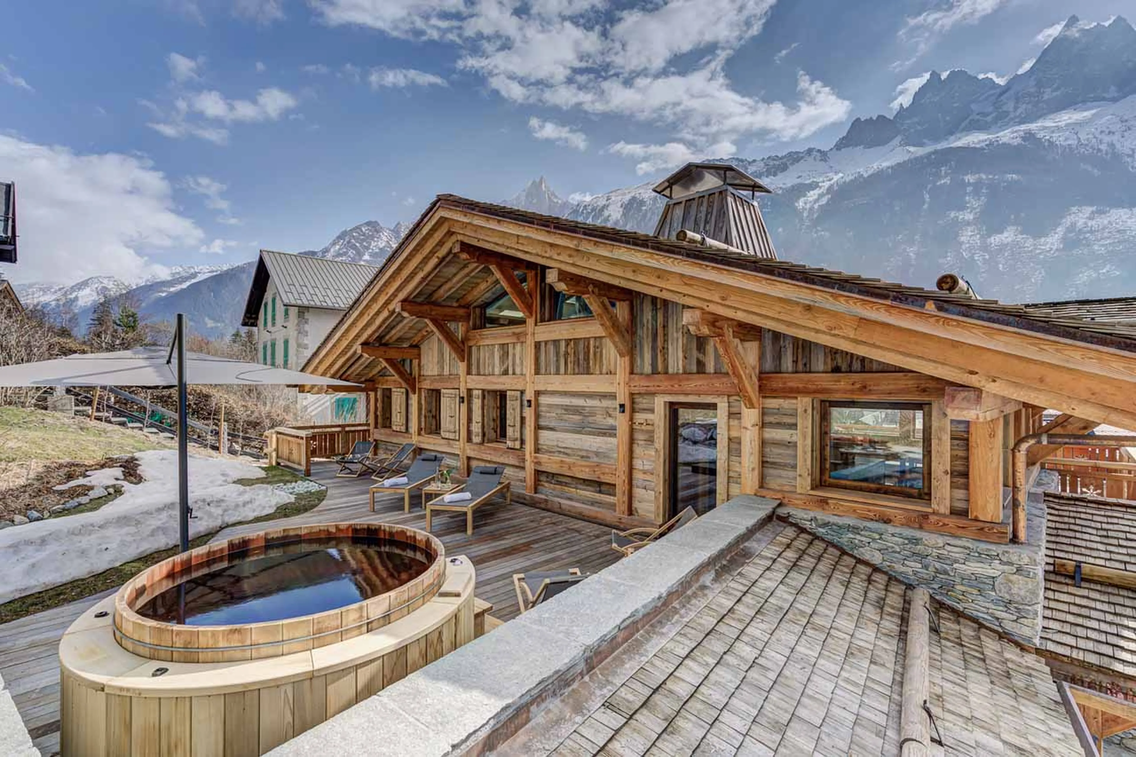 Outdoor hot tub at Chalet Alaska in Chamonix