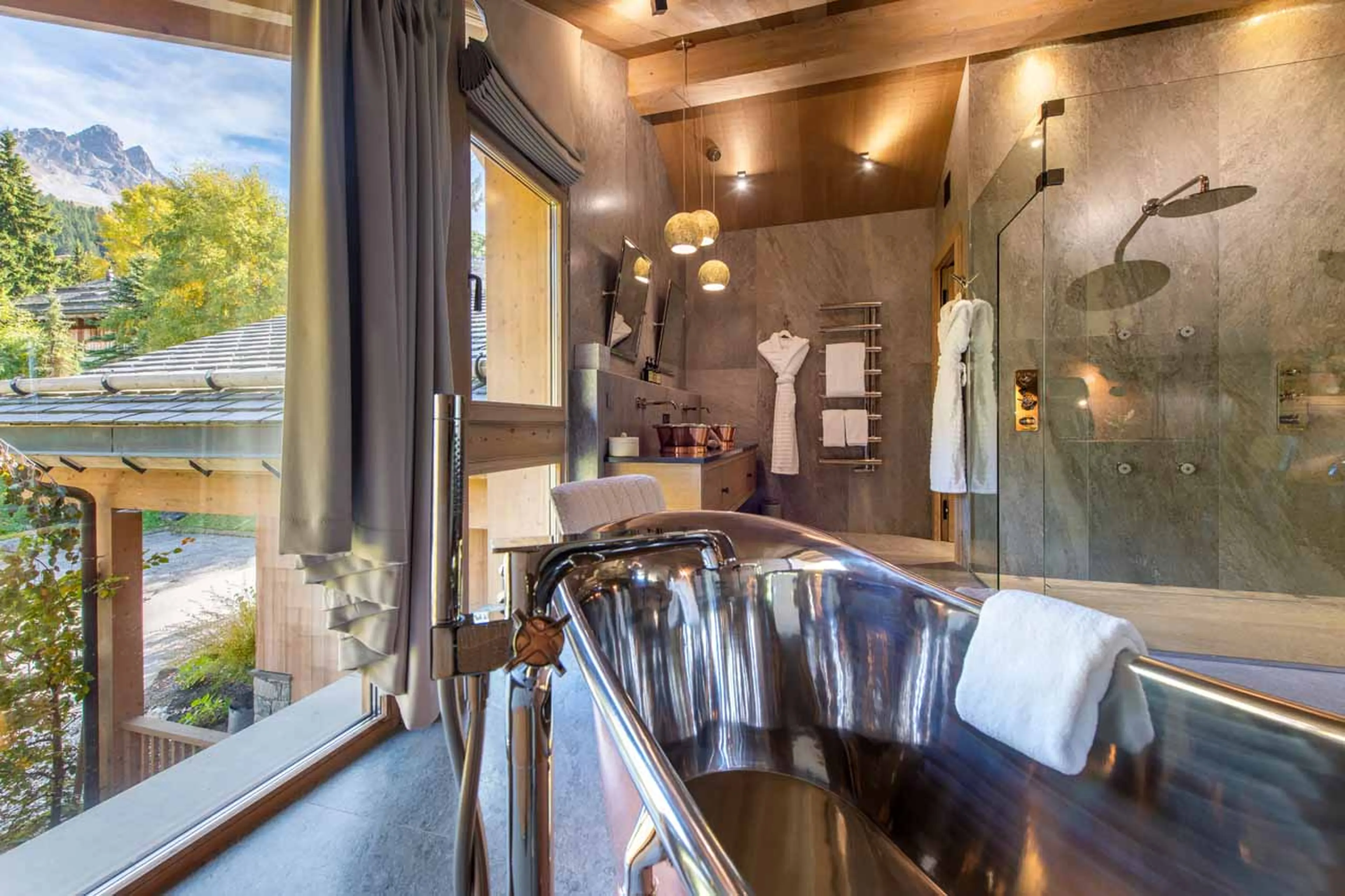 Copper bath tub at Chalet Alpaca in Meribel