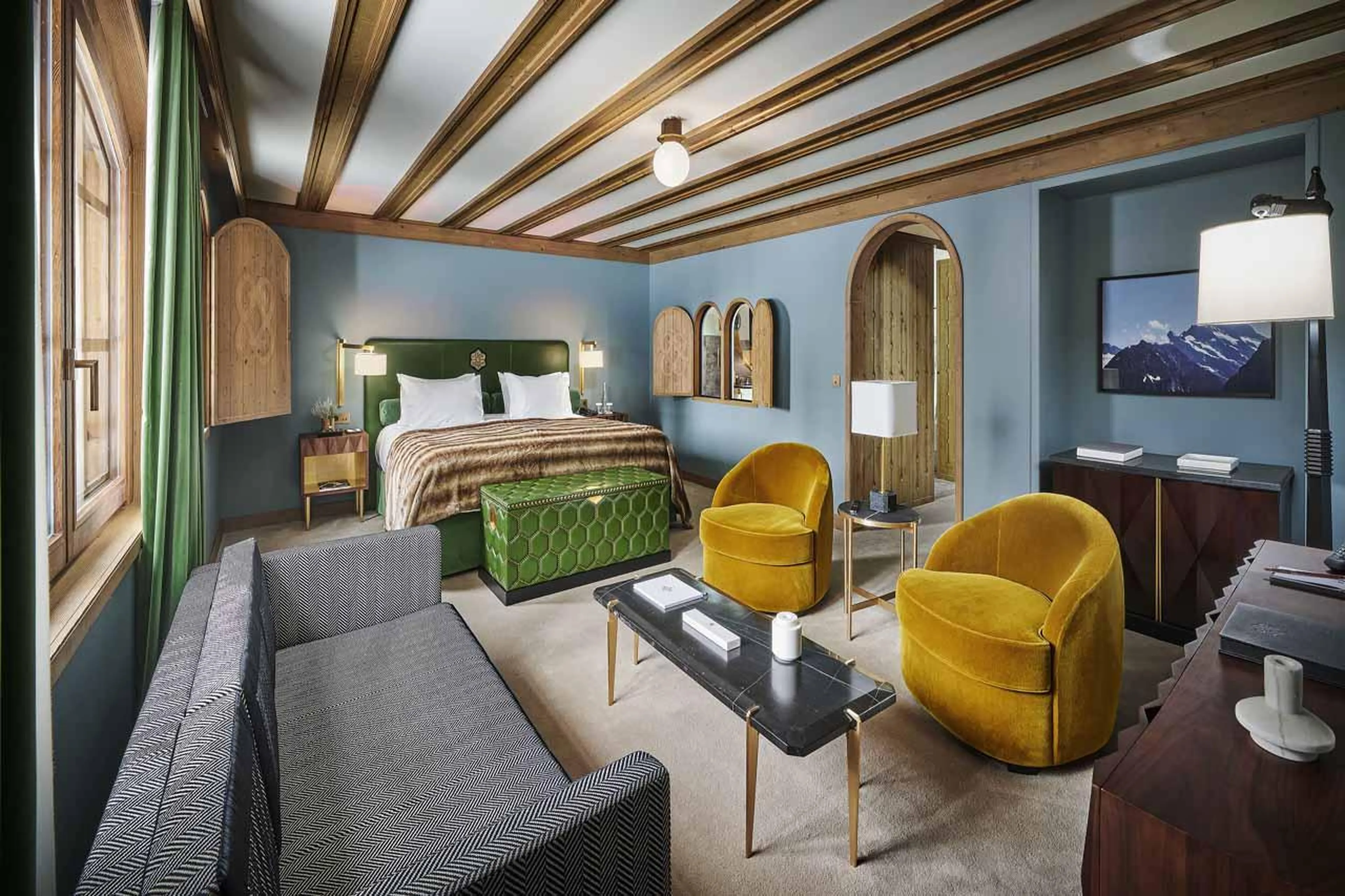 King size/twin bed in en suite bedroom of Chalet Alpensia in Courchevel 1850