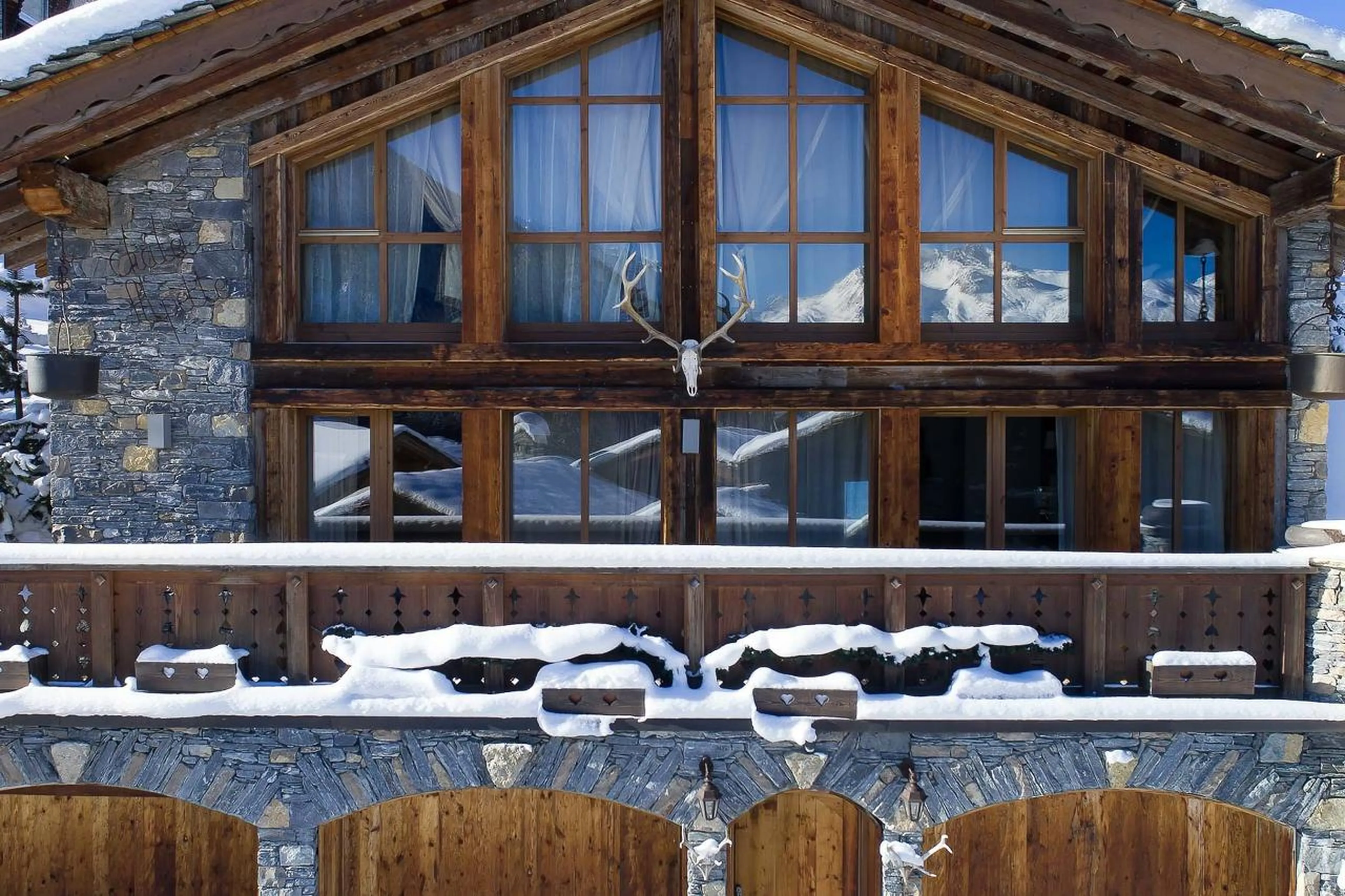 Exterior and entrance to Chalet Alpette in Courchevel 1550