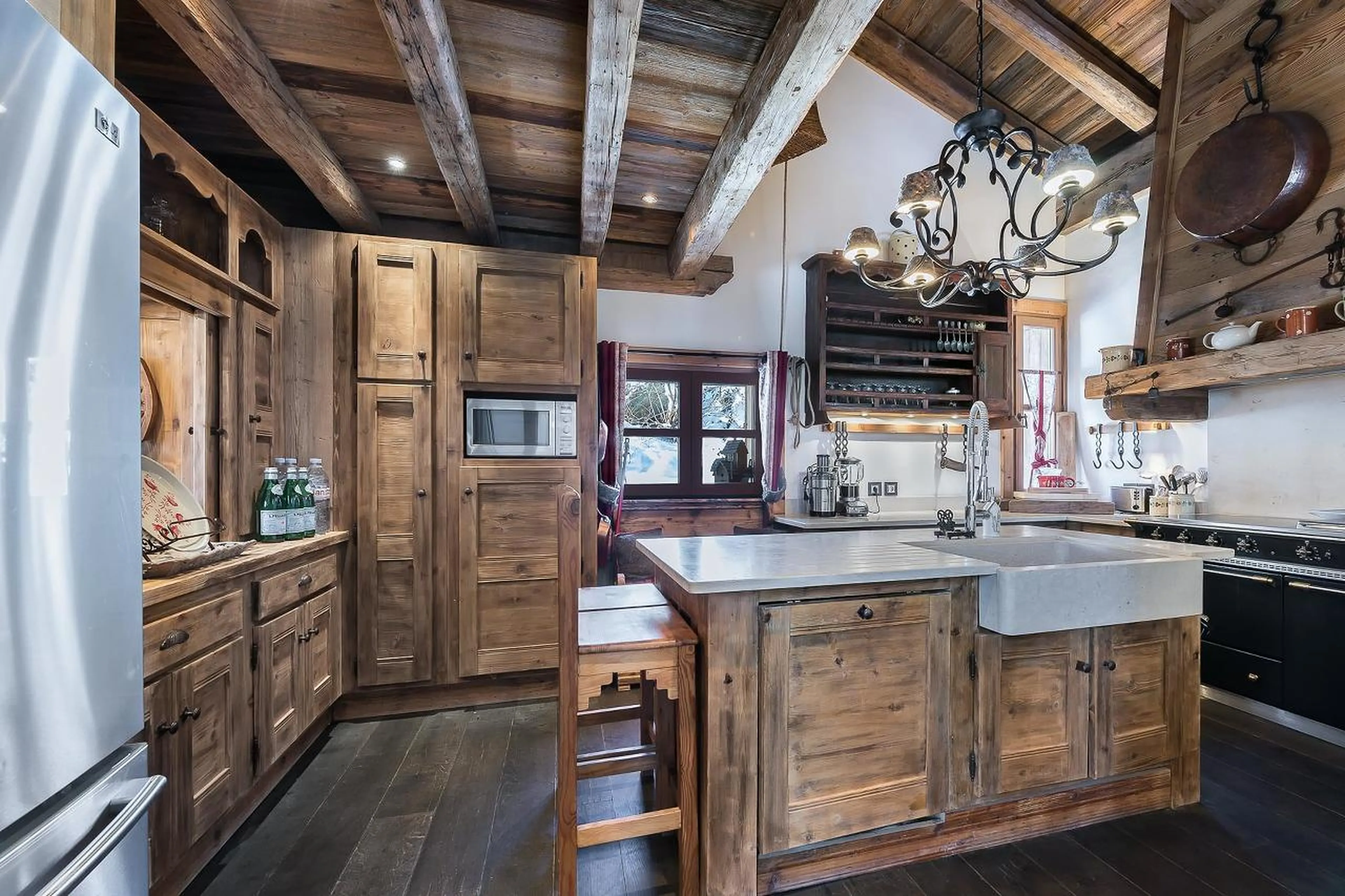 Well-equipped kitchen at Chalet Alpette in Courchevel 1550
