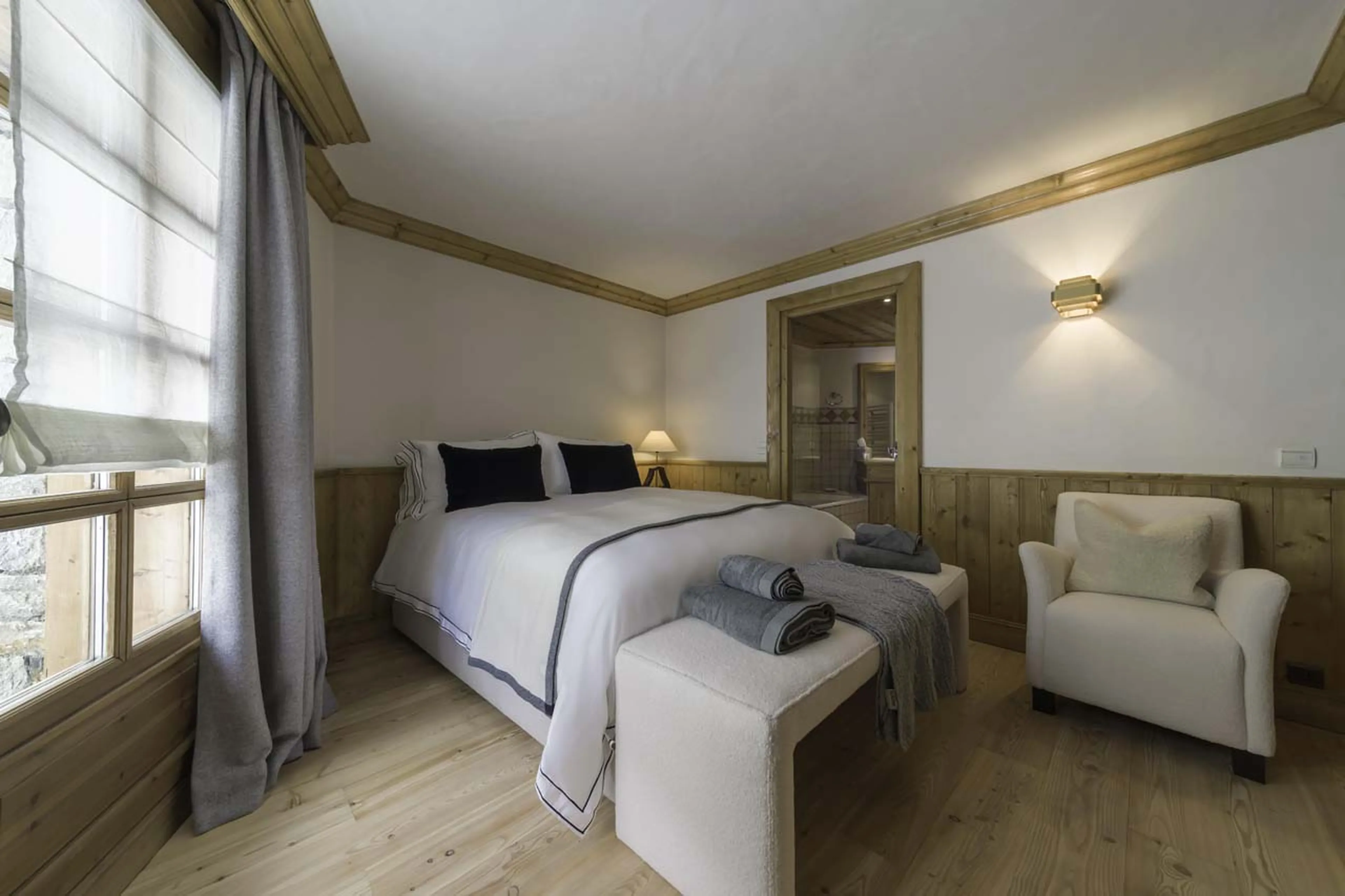Double bedroom in Chalet Alpin, Courchevel 1850