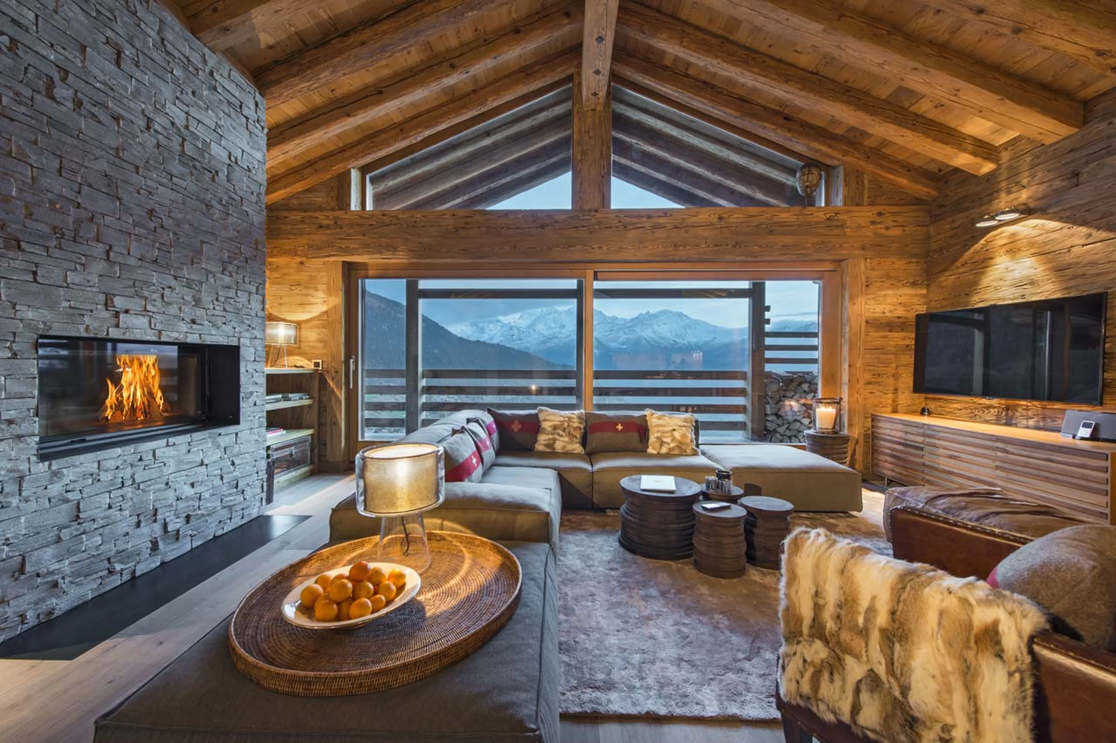 Open plan living room in Chalet Alpine Roc in Verbier