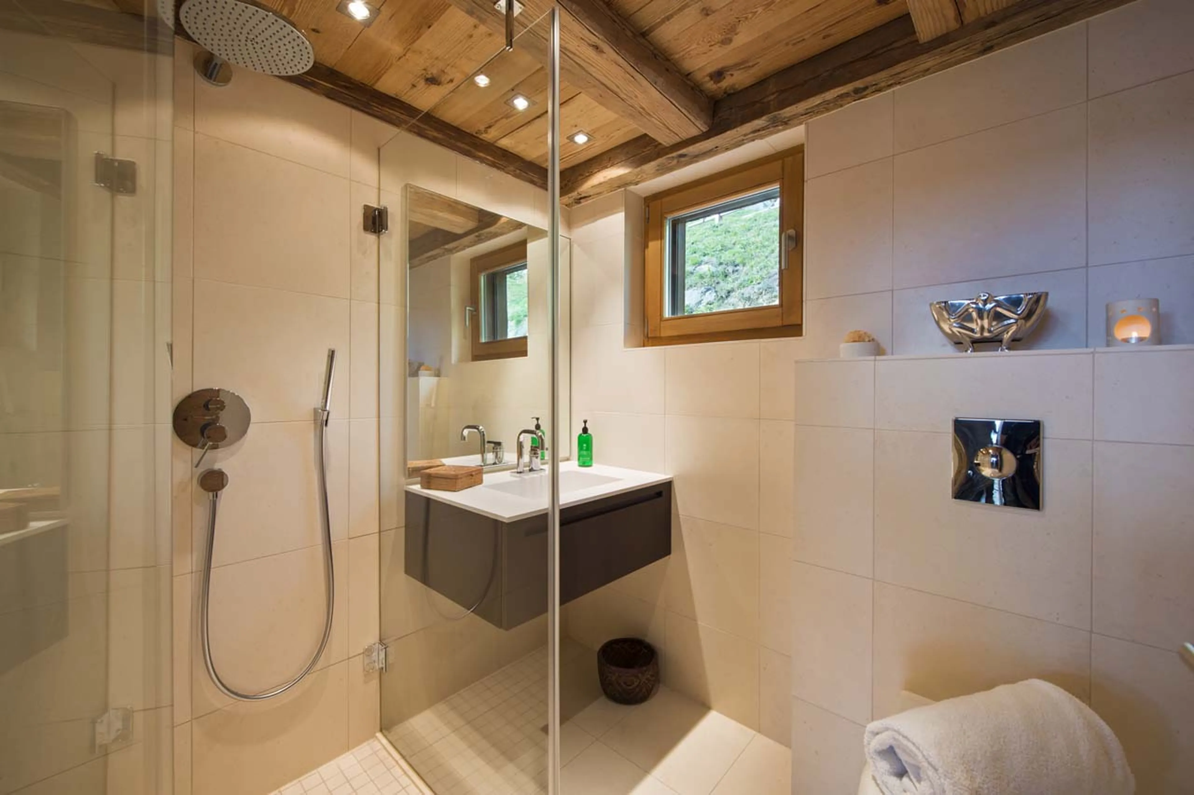 Separate shower room in Chalet Alpine Roc in Verbier