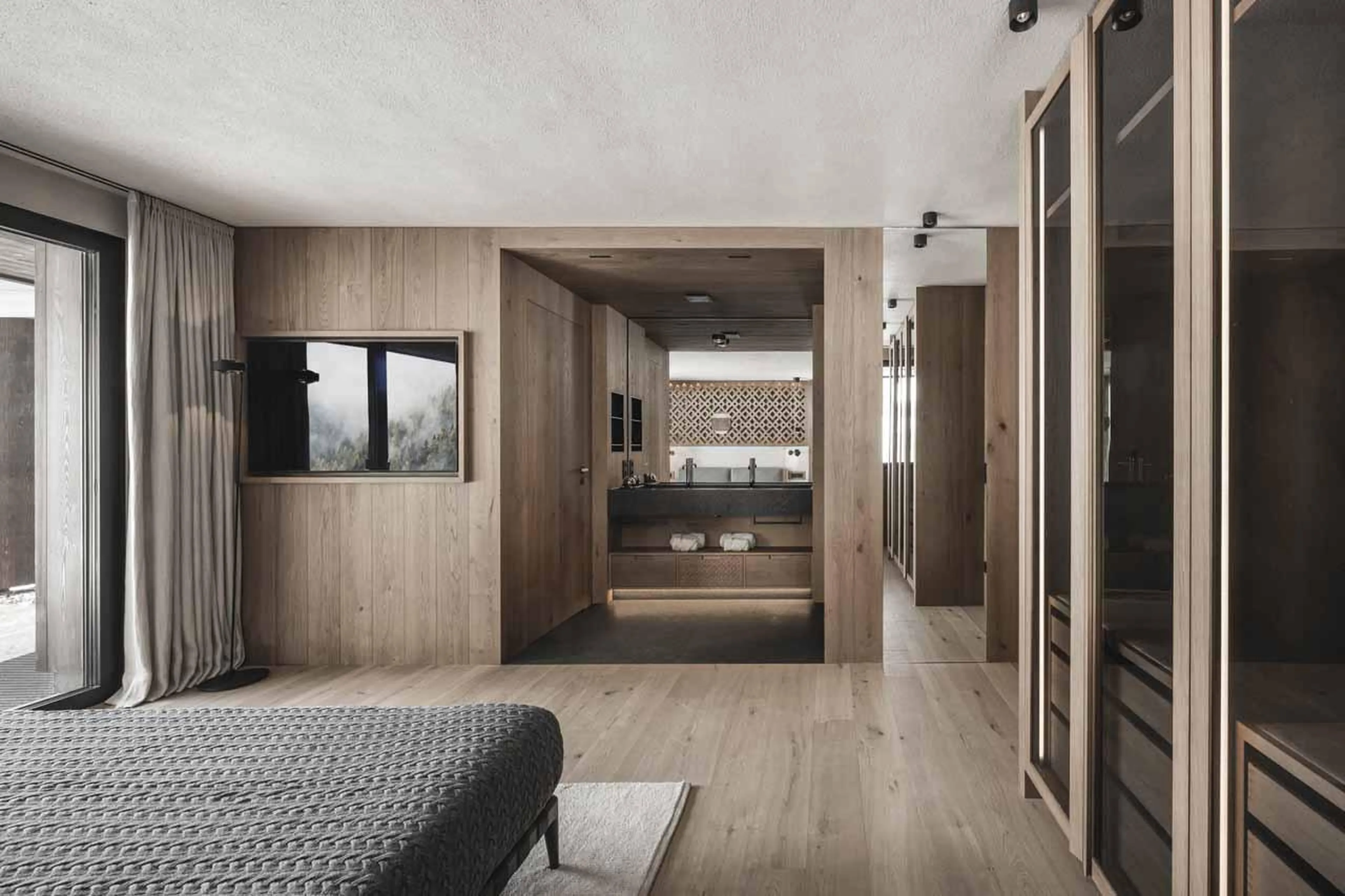 Tv in bedroom at Chalet Alpurio in Val Gardena