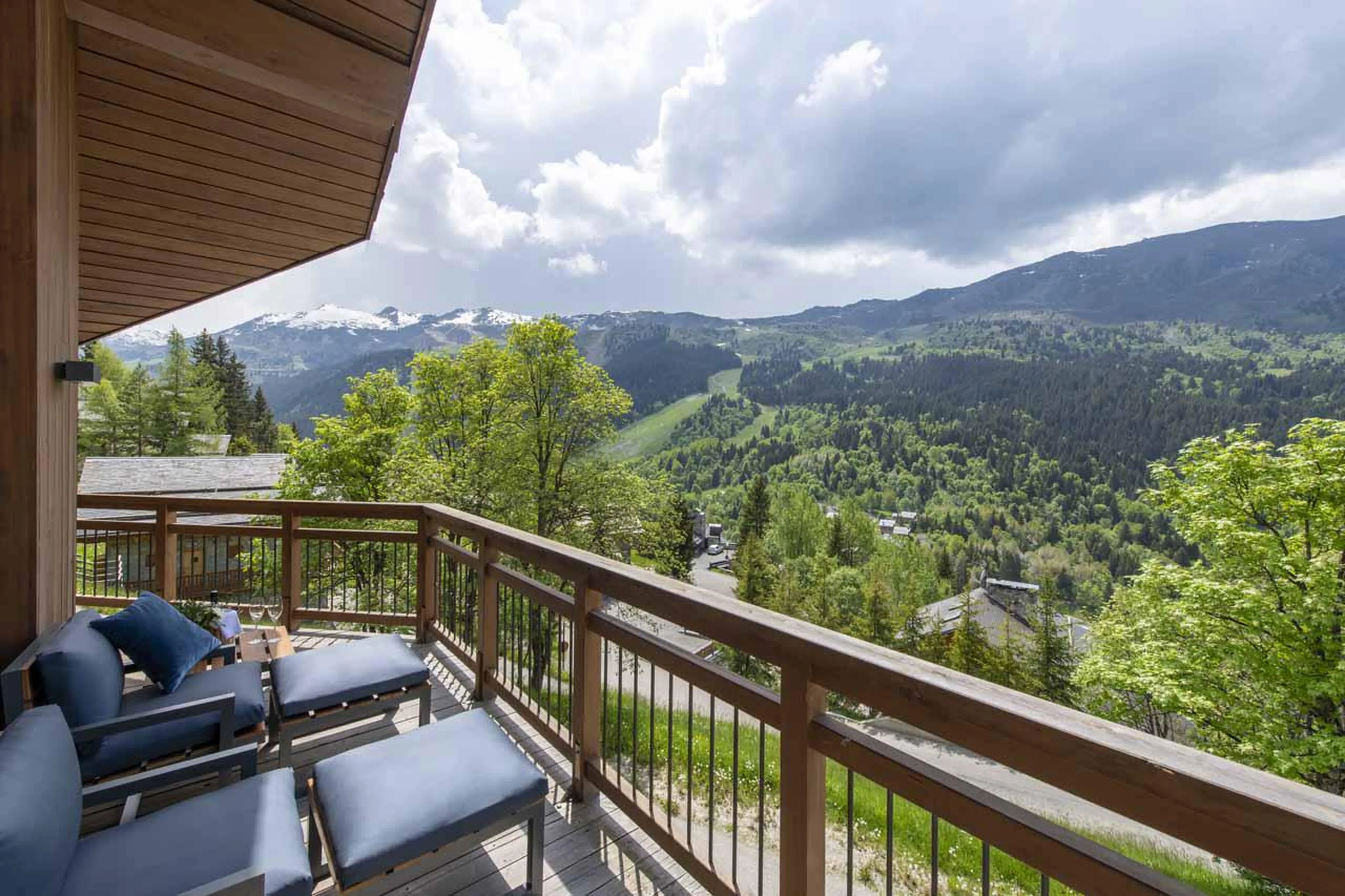 Furnished balcony at Chalet Altius in Meribel
