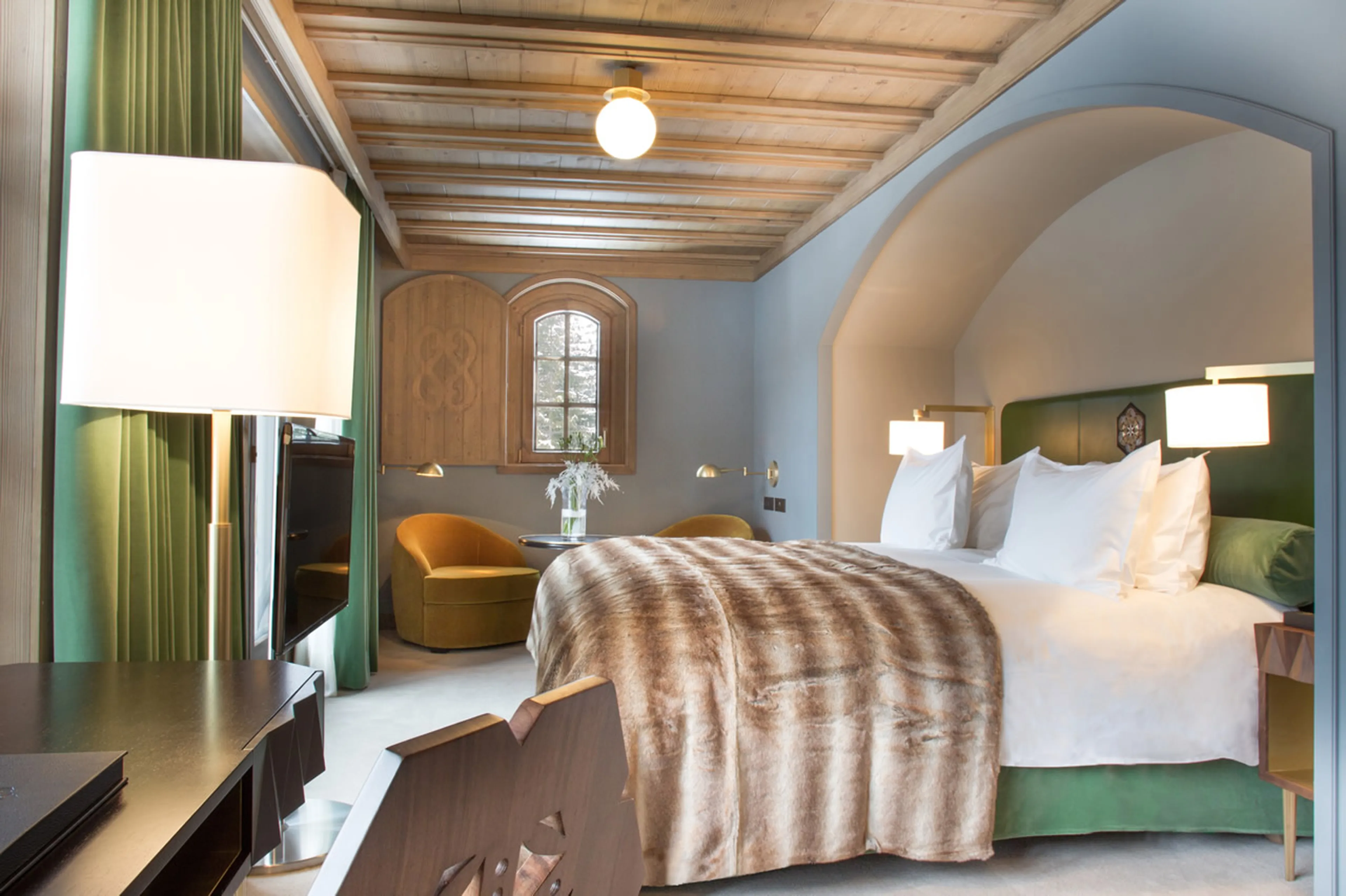 En suite king size/twin bedroom with private balcony in Chalet Amarante in Courchevel 1850