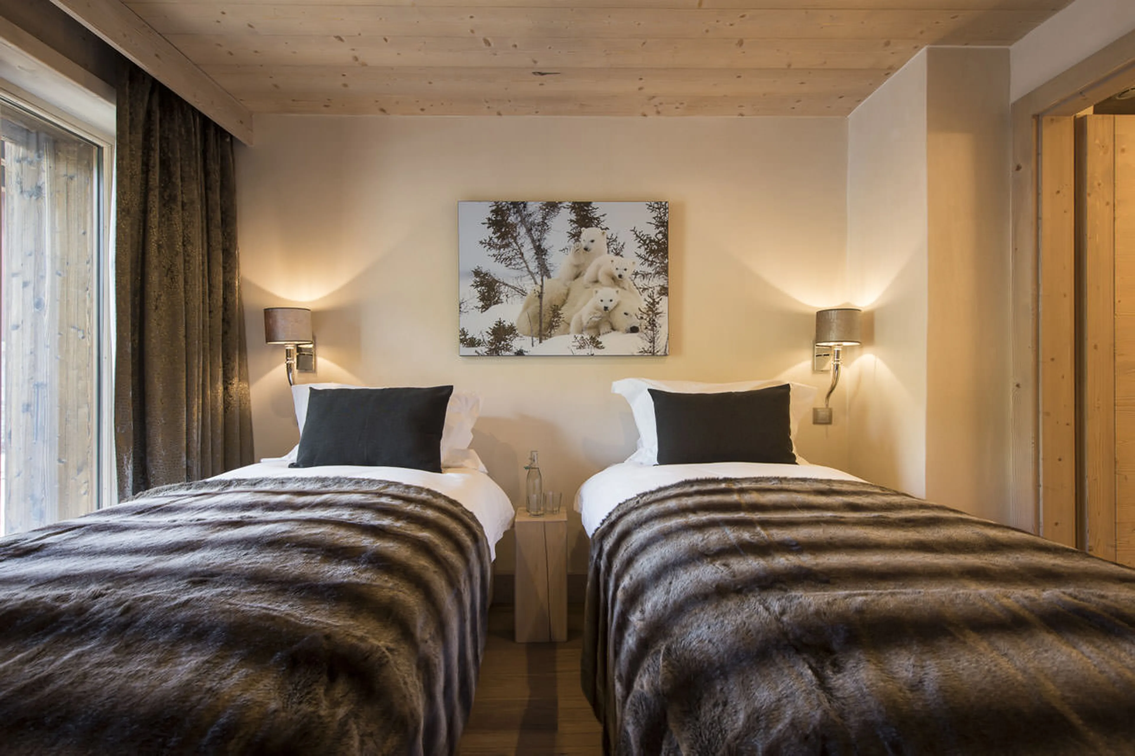 Bedroom three twin/double beds at Chalet Ambre in Tignes Le lac