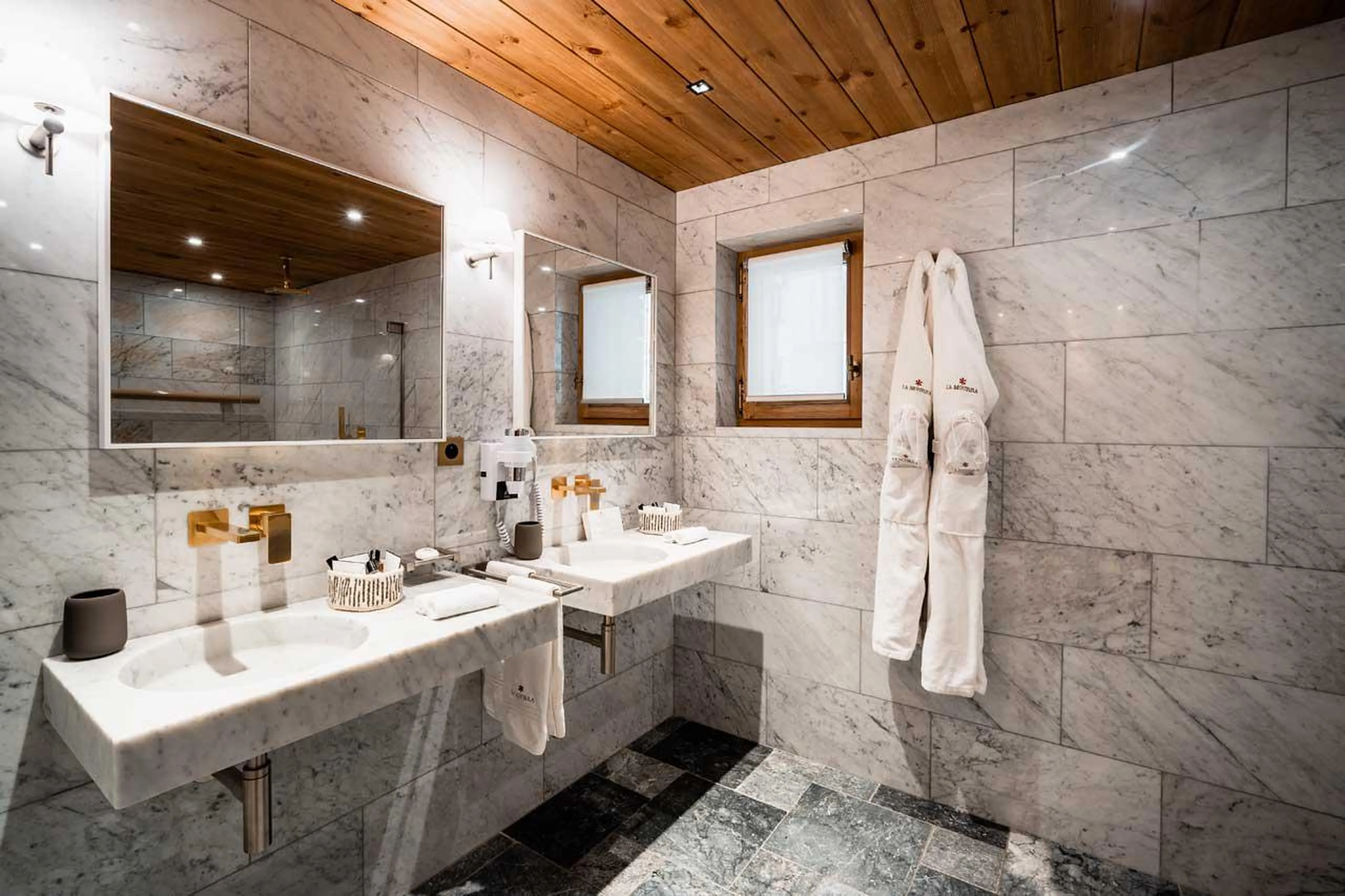Smartly designed en suite bathroom in Chalet Ambre in Val d’ Isere