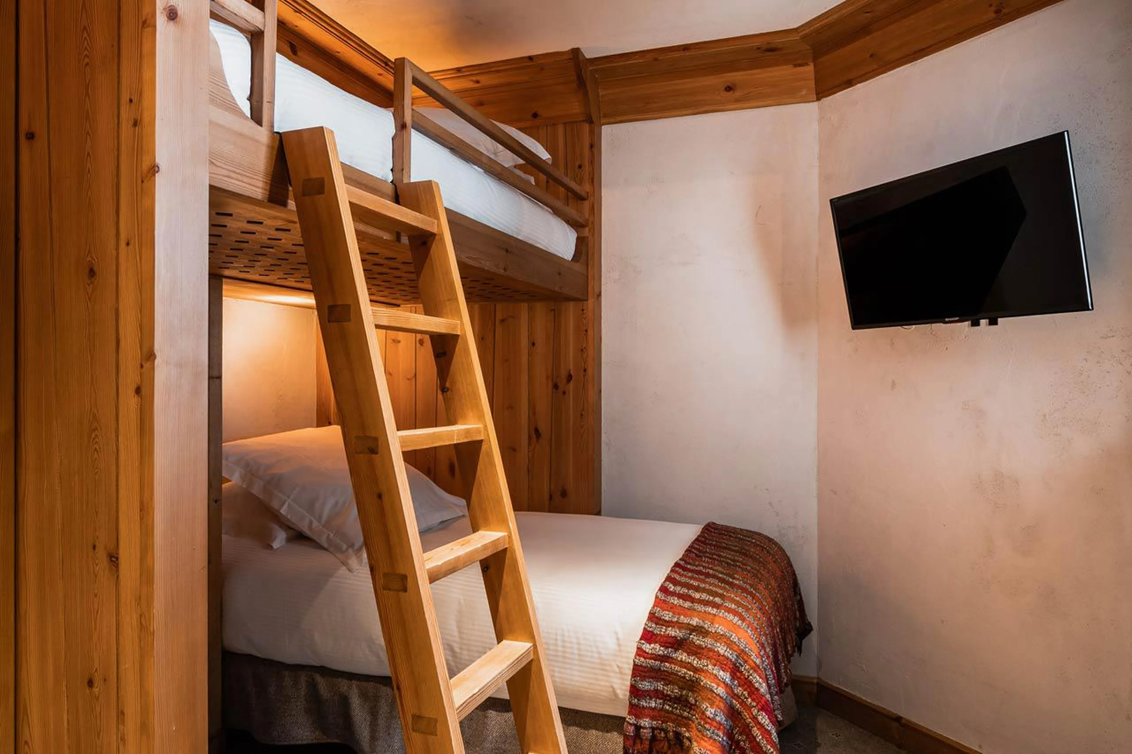 Family suite with double bedroom and bunk bed room in Chalet Ambre in Val d’ Isere