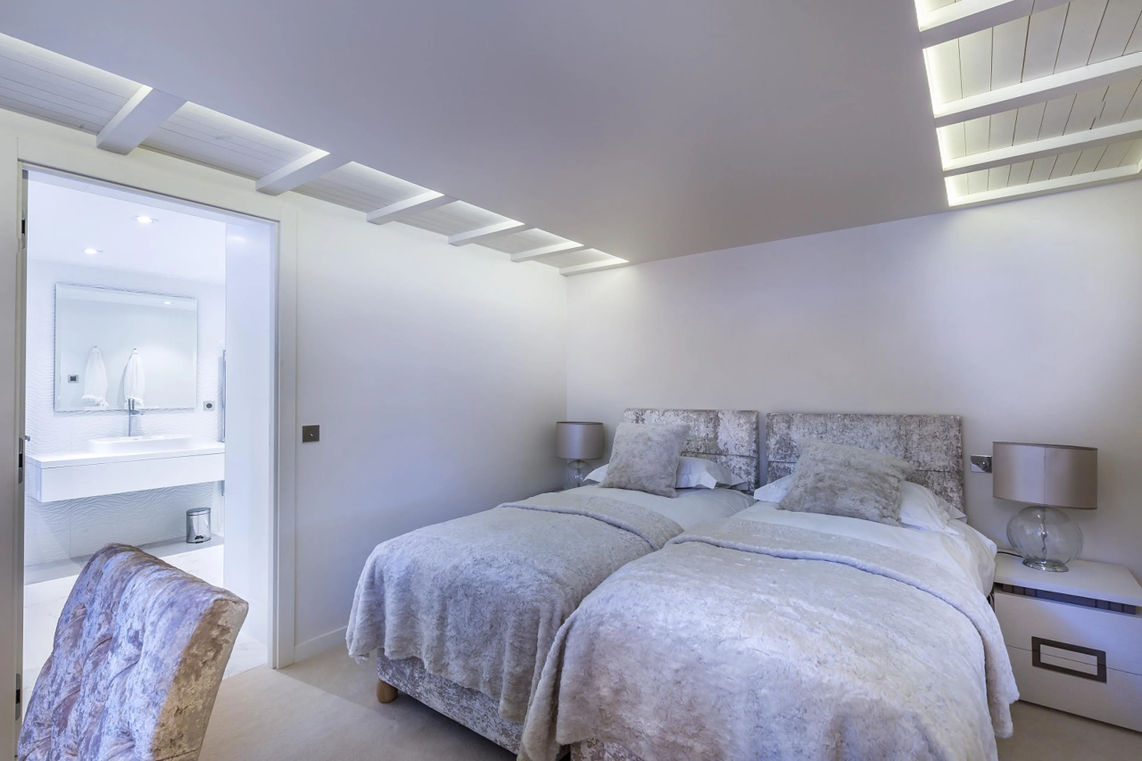 Double/twin bedroom with en-suite bathroom in Chalet Amnesia in Courchevel 1650