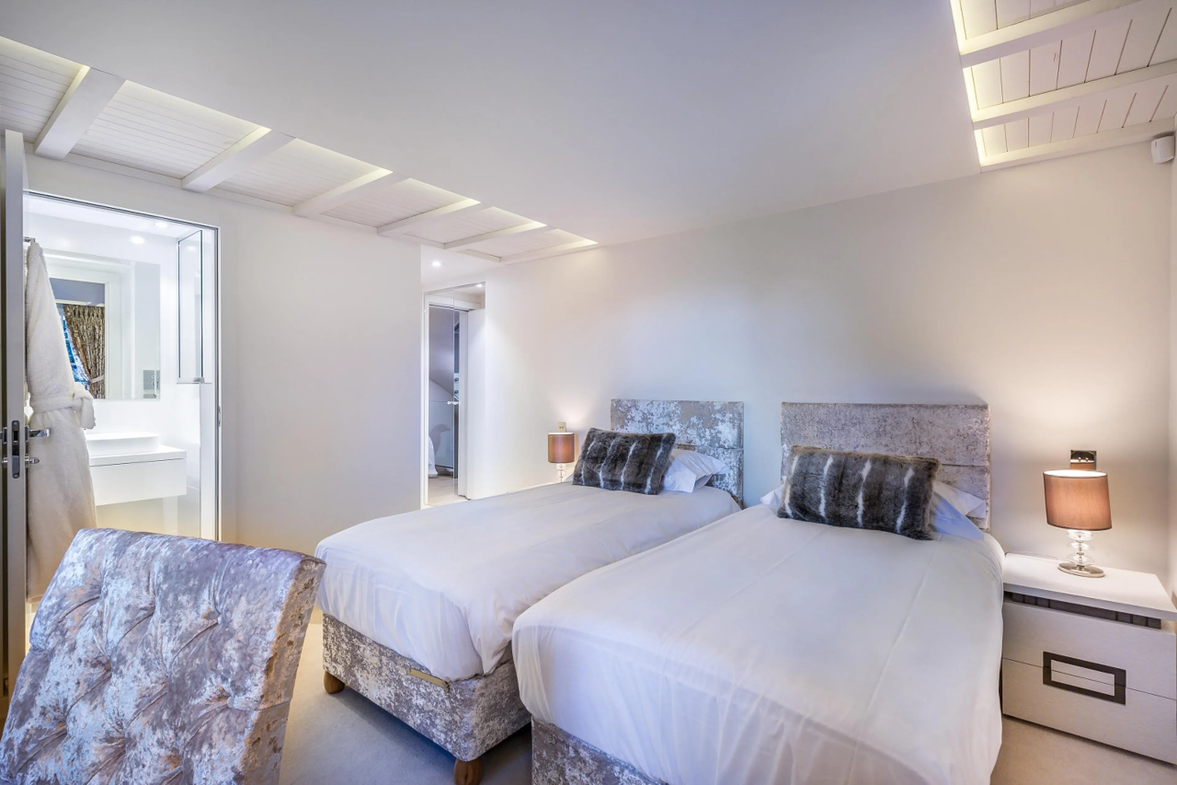 Twin/double bedroom with en-suite shower room in Chalet Amnesia in Courchevel 1650