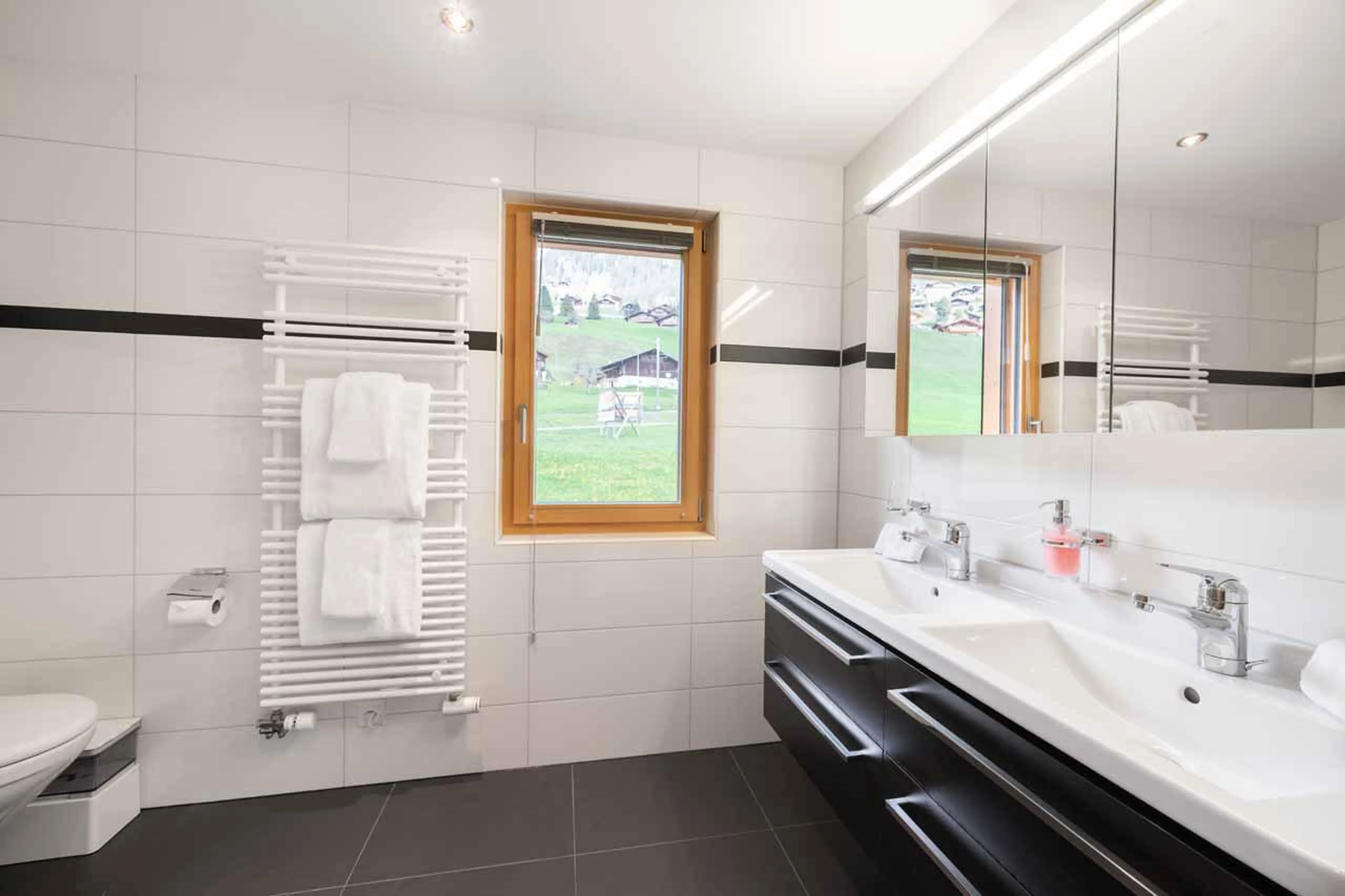 Shared shower room at Apartment Antara in Grindelwald