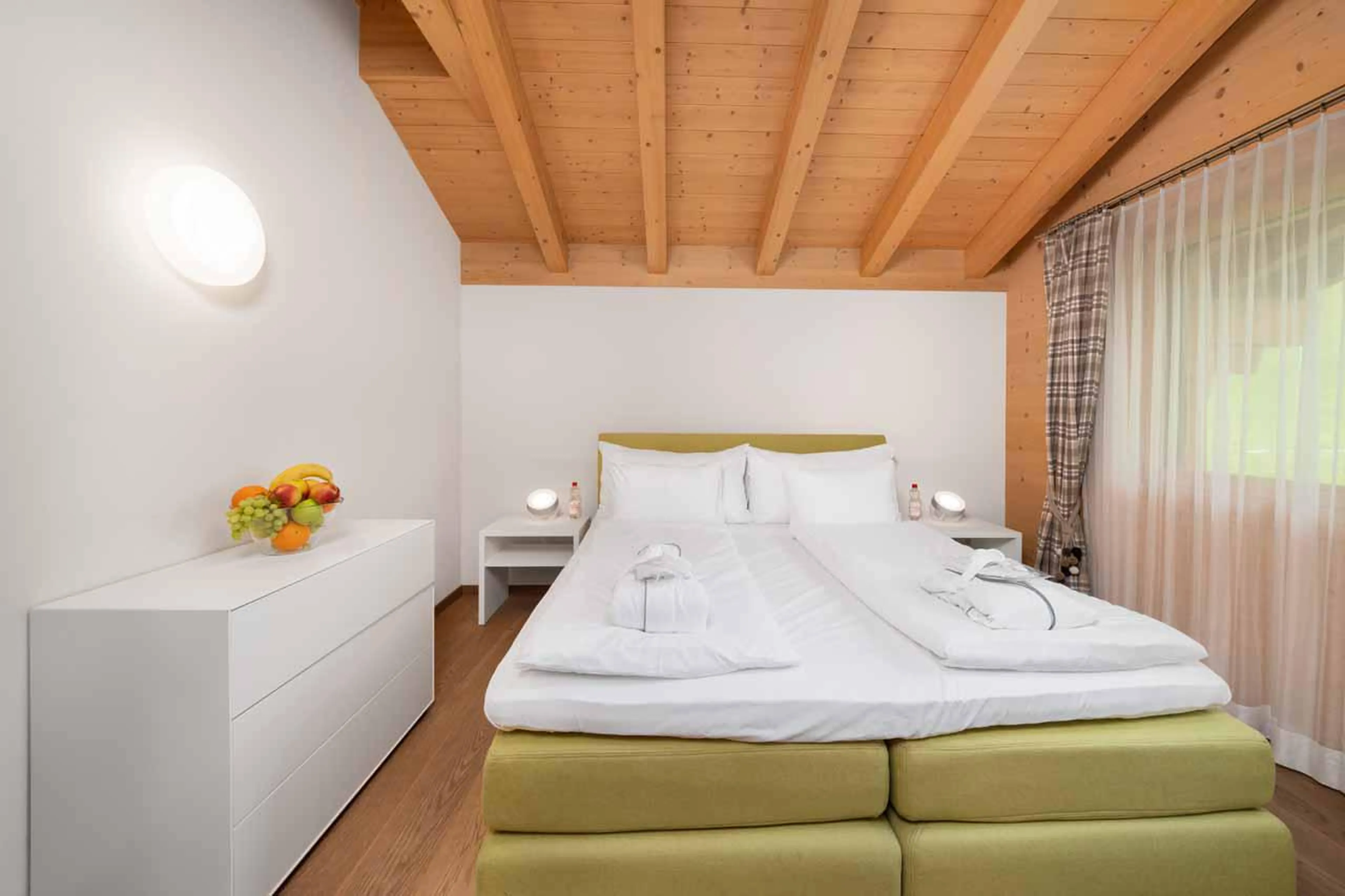 Bedroom with king sized bed at Apartment Antara in Grindelwald