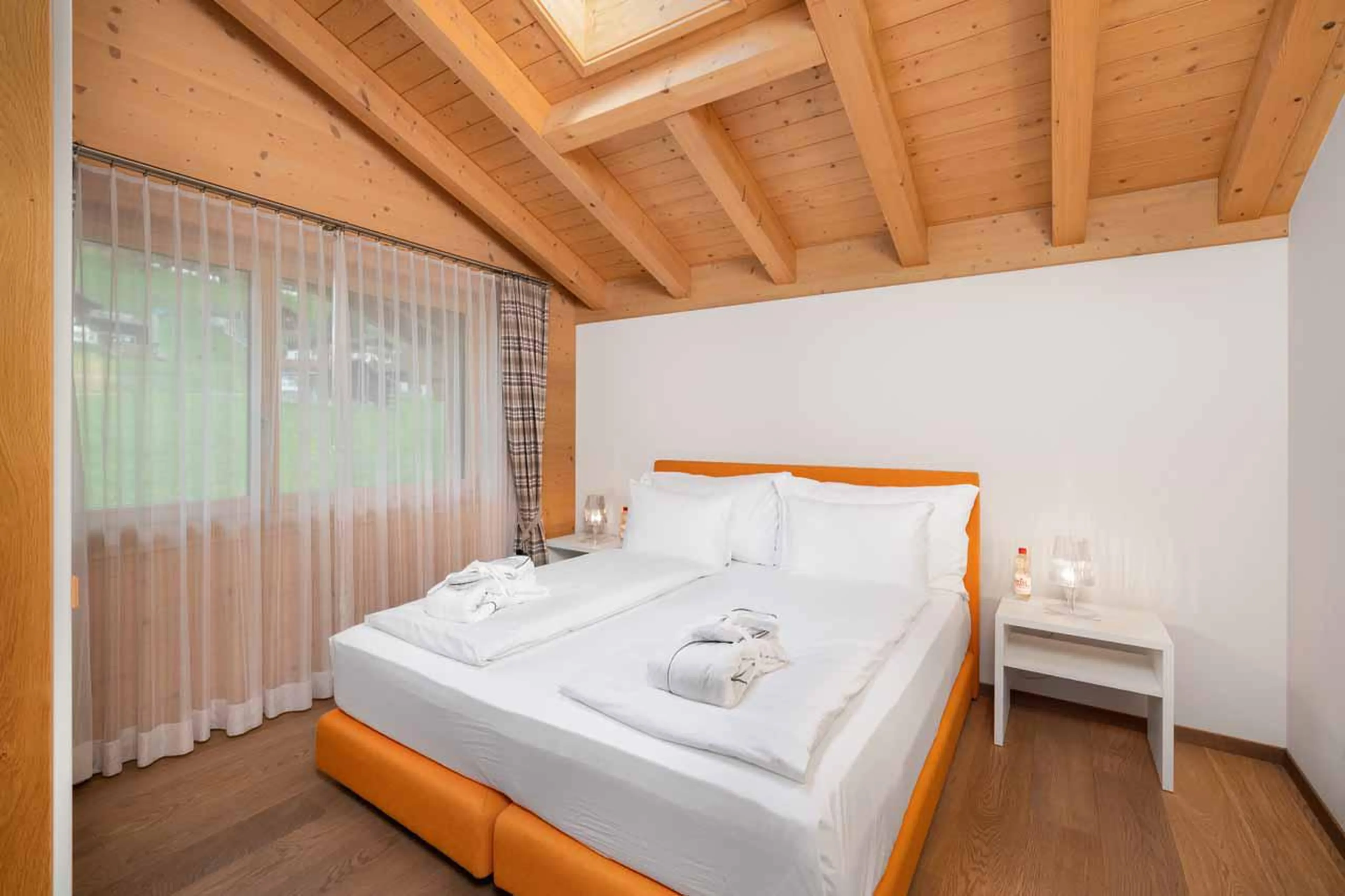 Bedroom with king sized bed and beautiful mountain views at Apartment Antara in Grindelwald