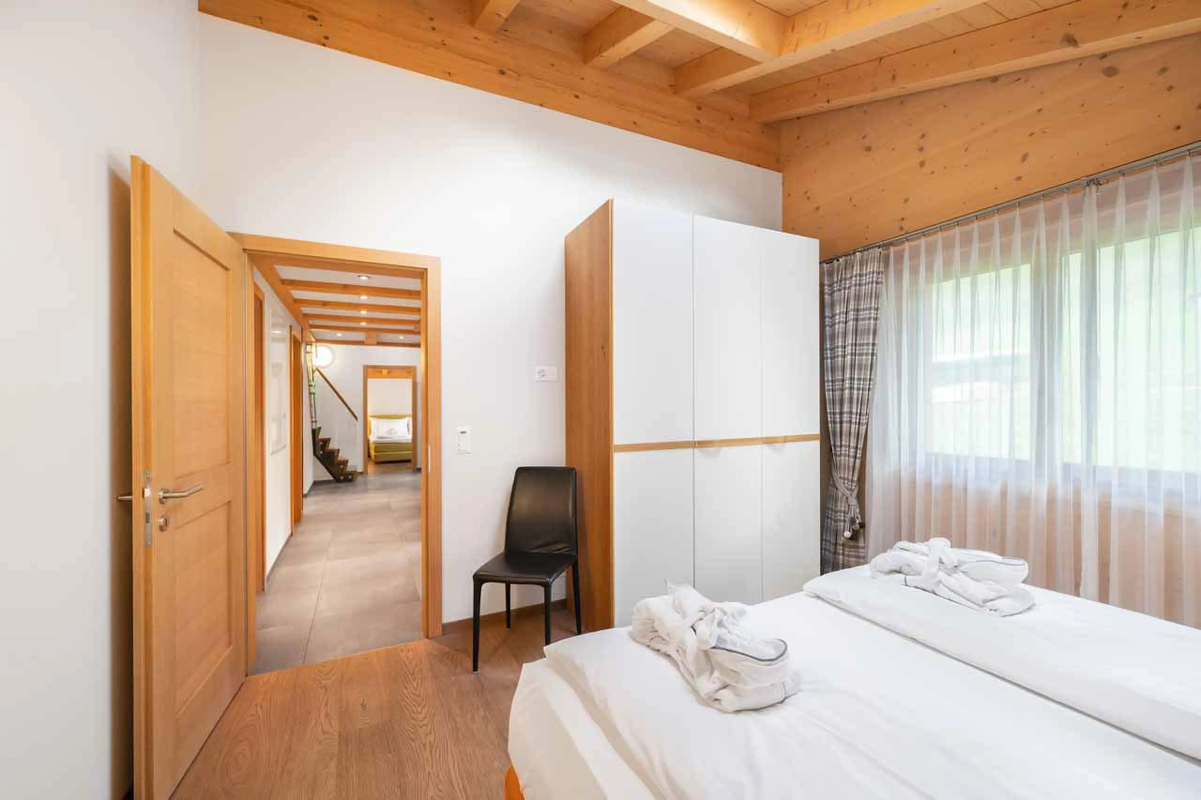 Bedroom with plentiful storage space at Apartment Antara in Grindelwald