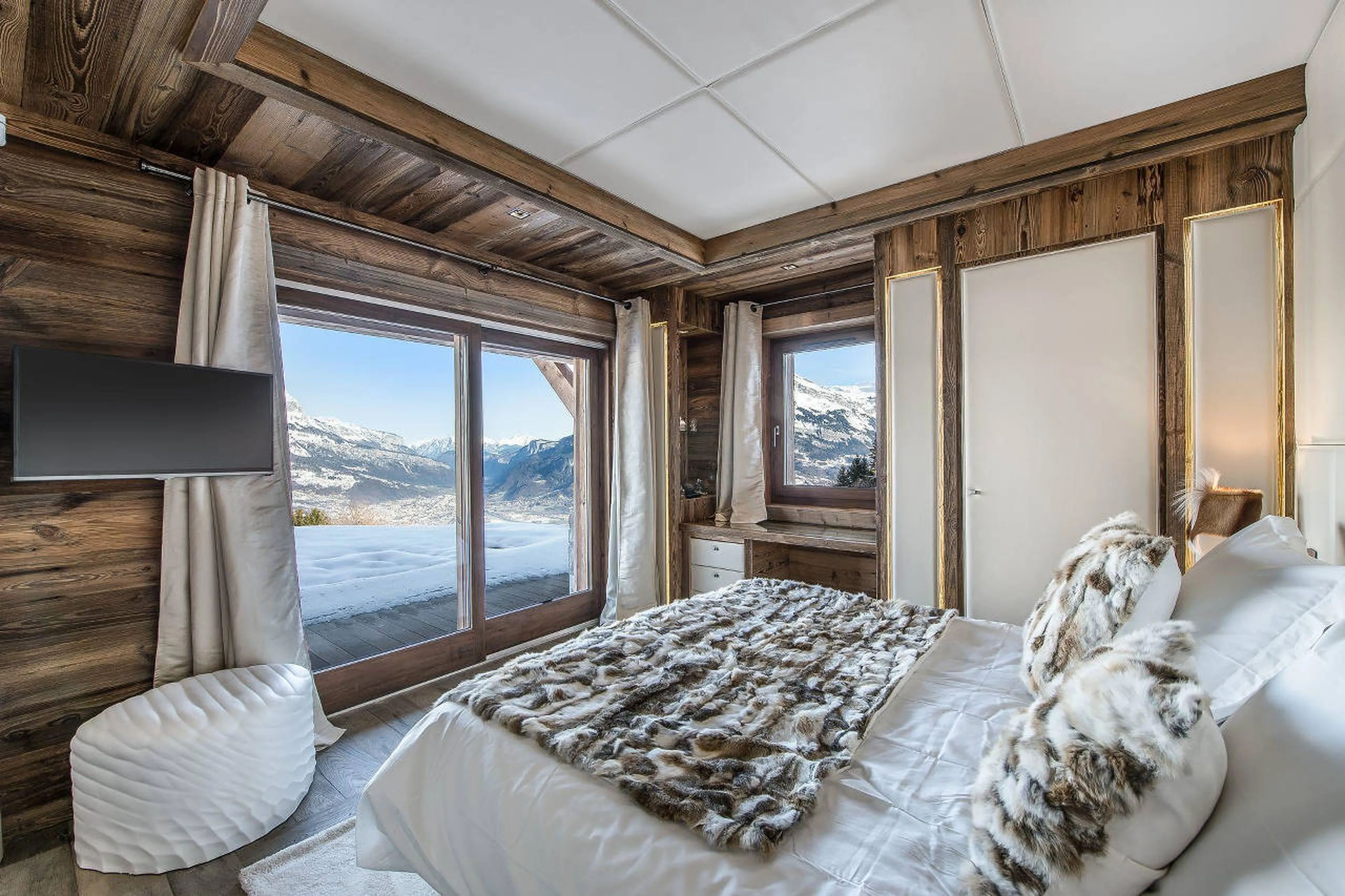 Master double bedroom, en suite, with dressing room, in Chalet Ararat in Megeve