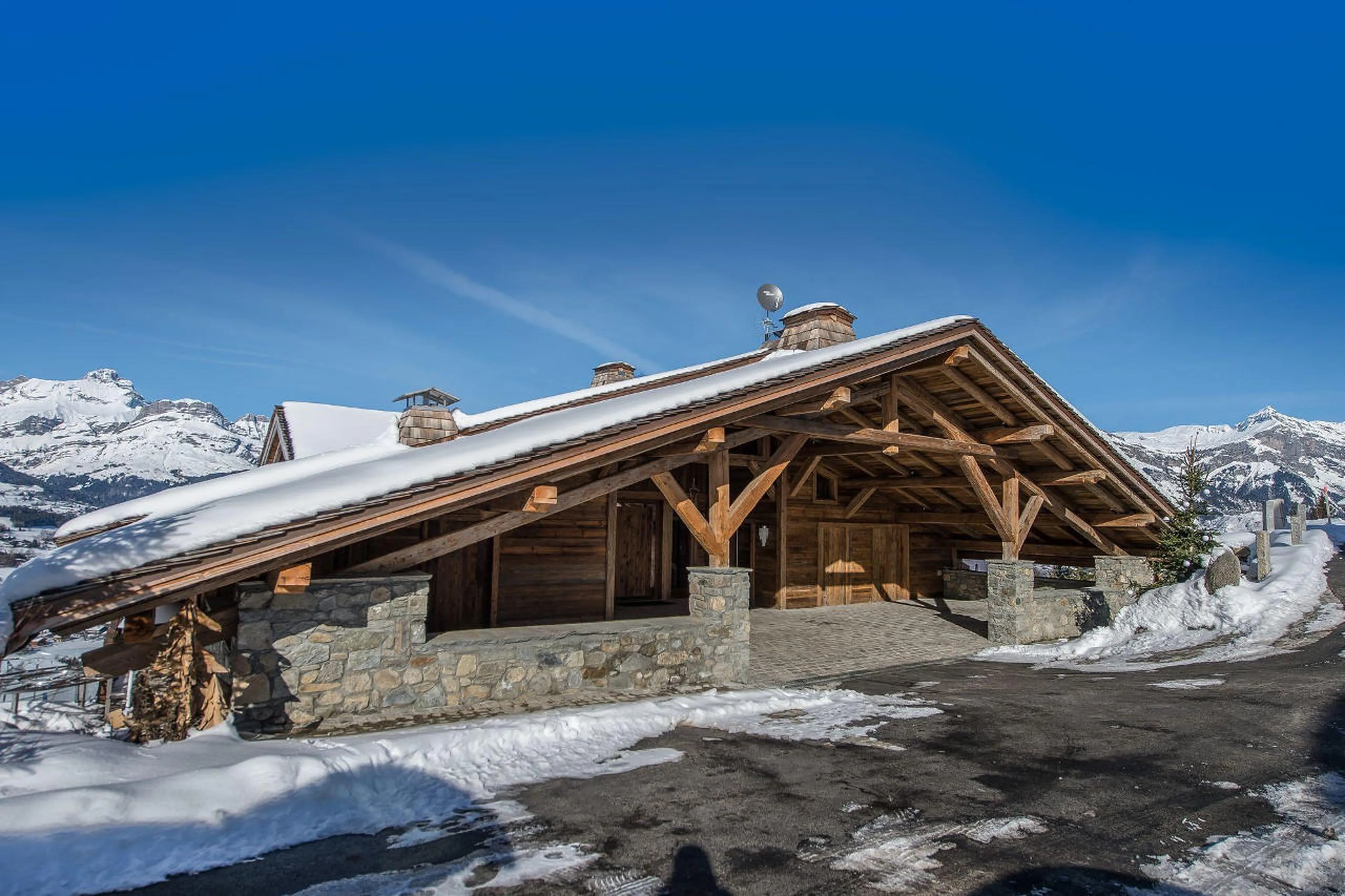Chalet Ararat in Megeve is near a ski lift