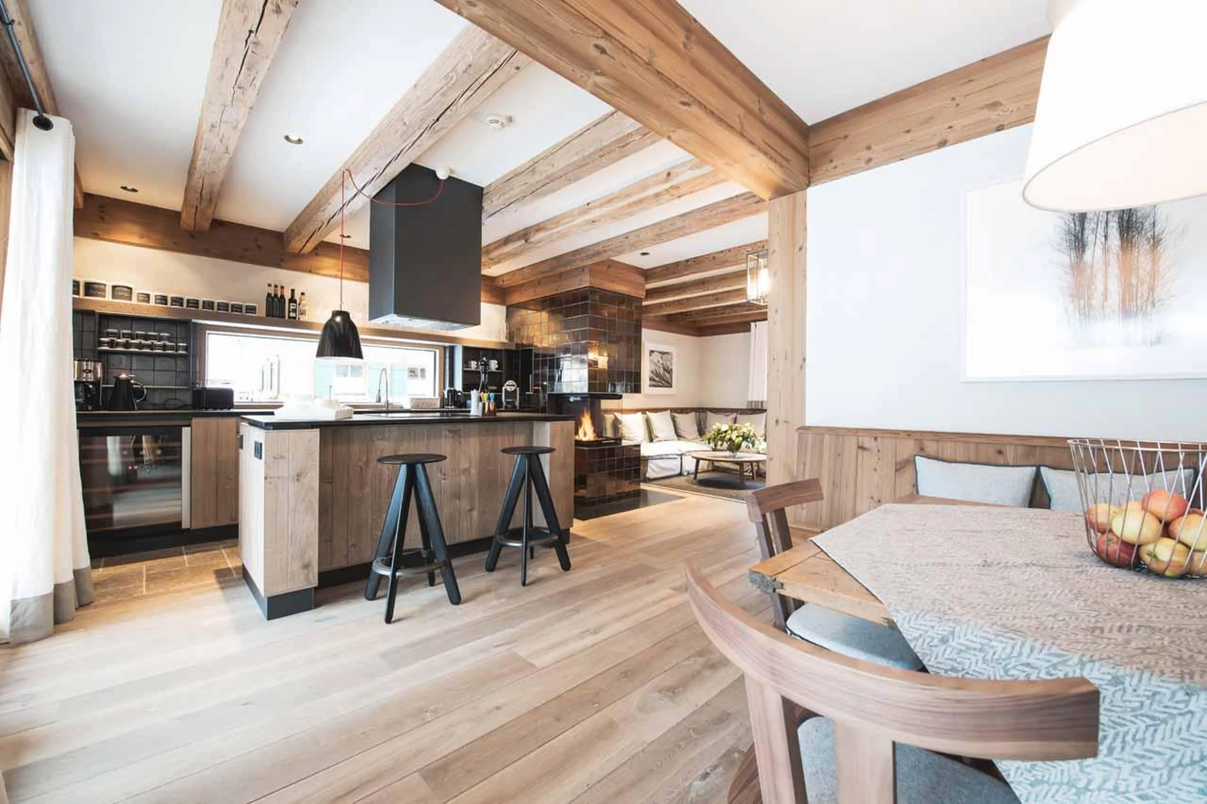 Kitchen with central island and dining nook in Chalet Arlberg, Lech