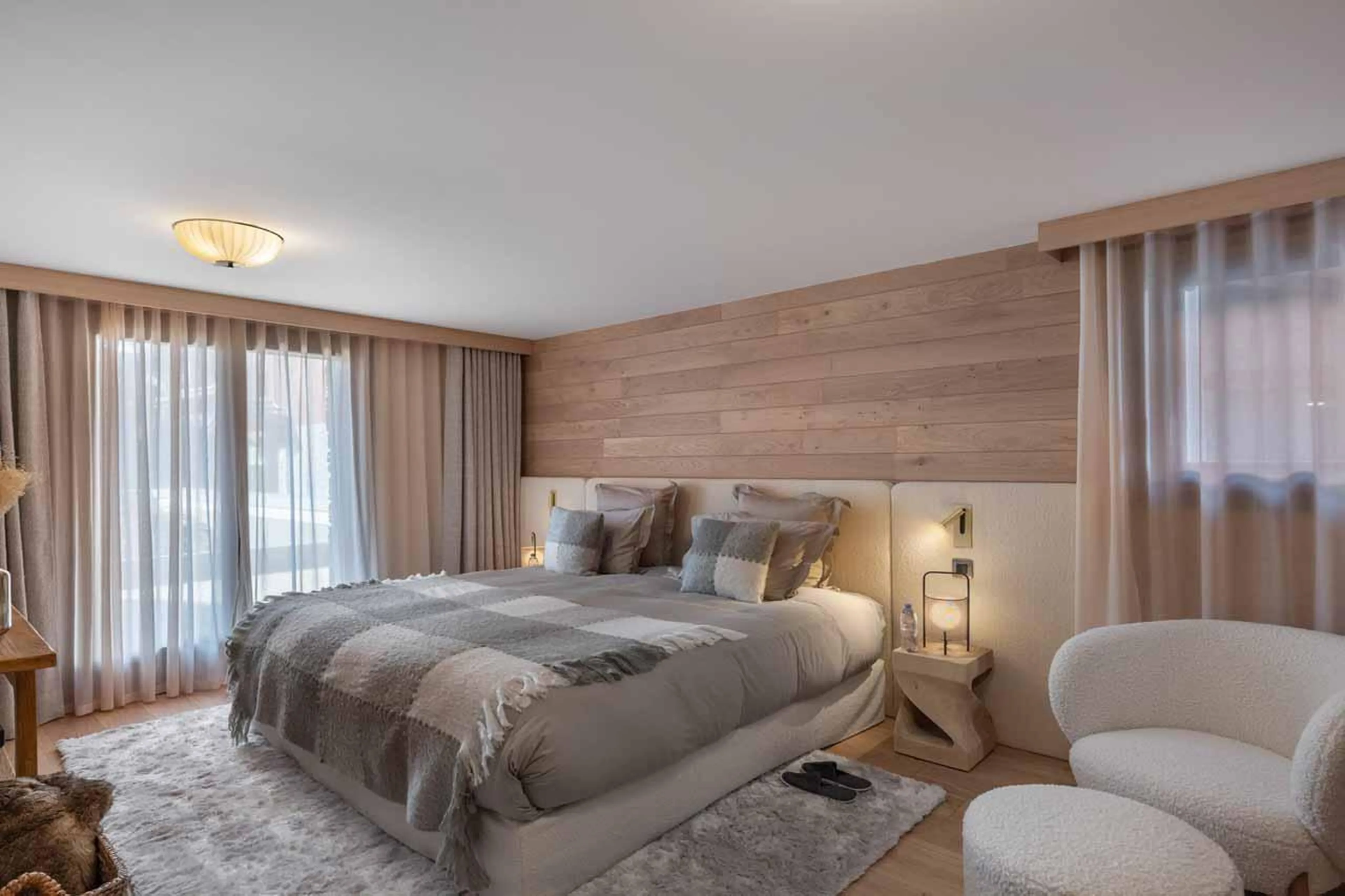 Double bedroom with balcony access in Chalet Arpont, Courchevel 1650
