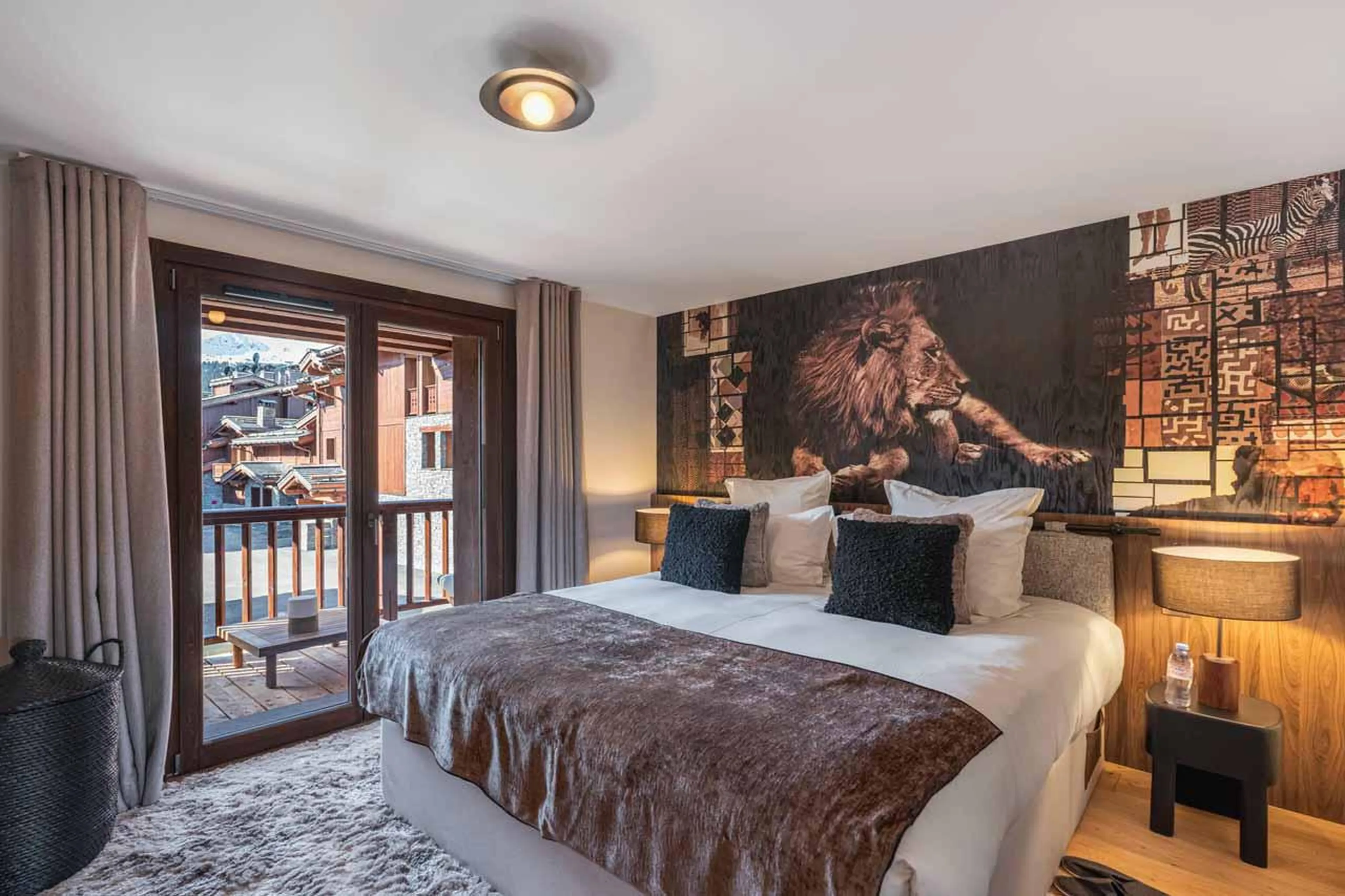Double bedroom with balcony access in Chalet Arpont, Courchevel 1650