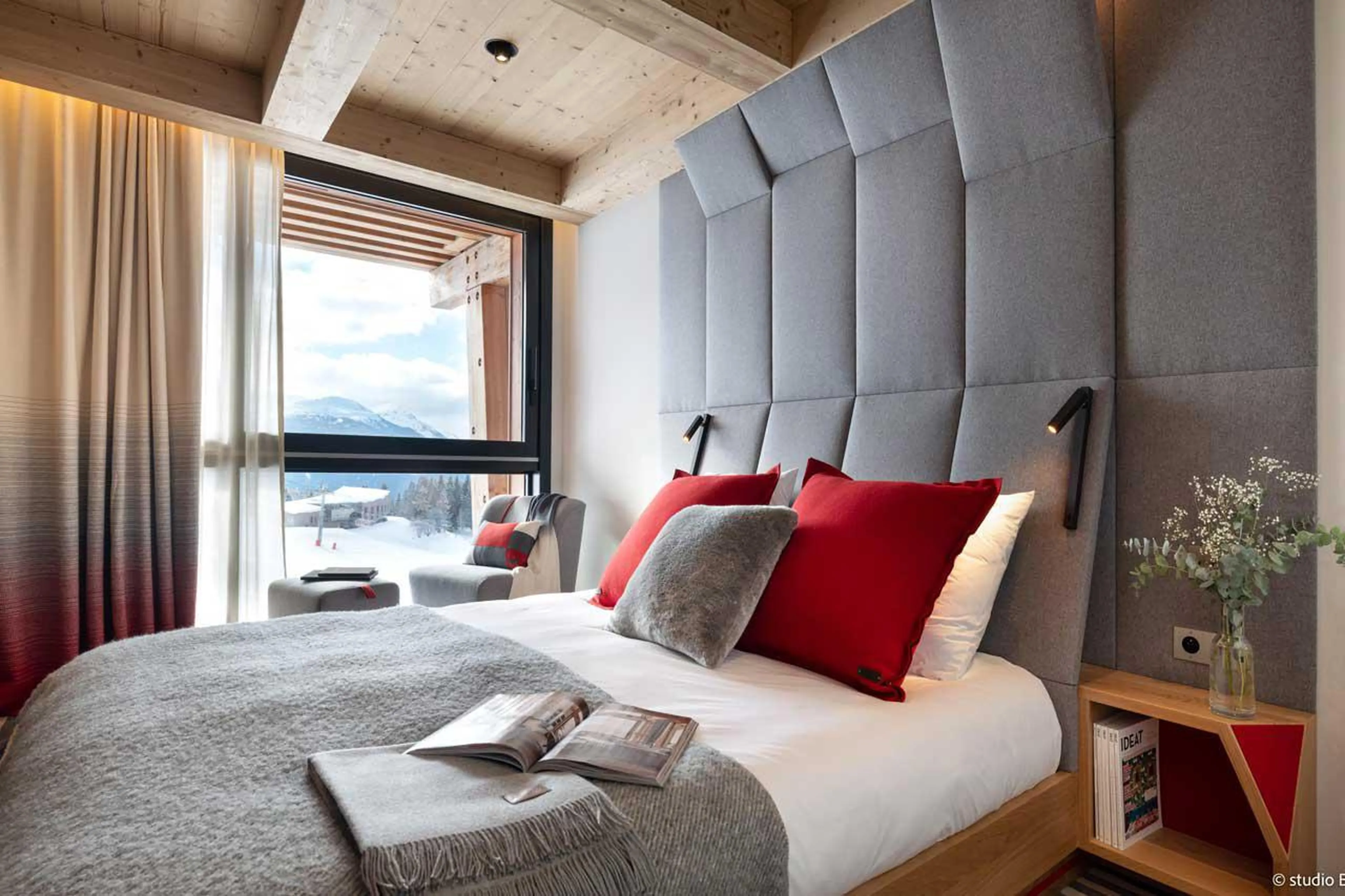 King size bedroom at Chalet Arpoza in Les Arcs