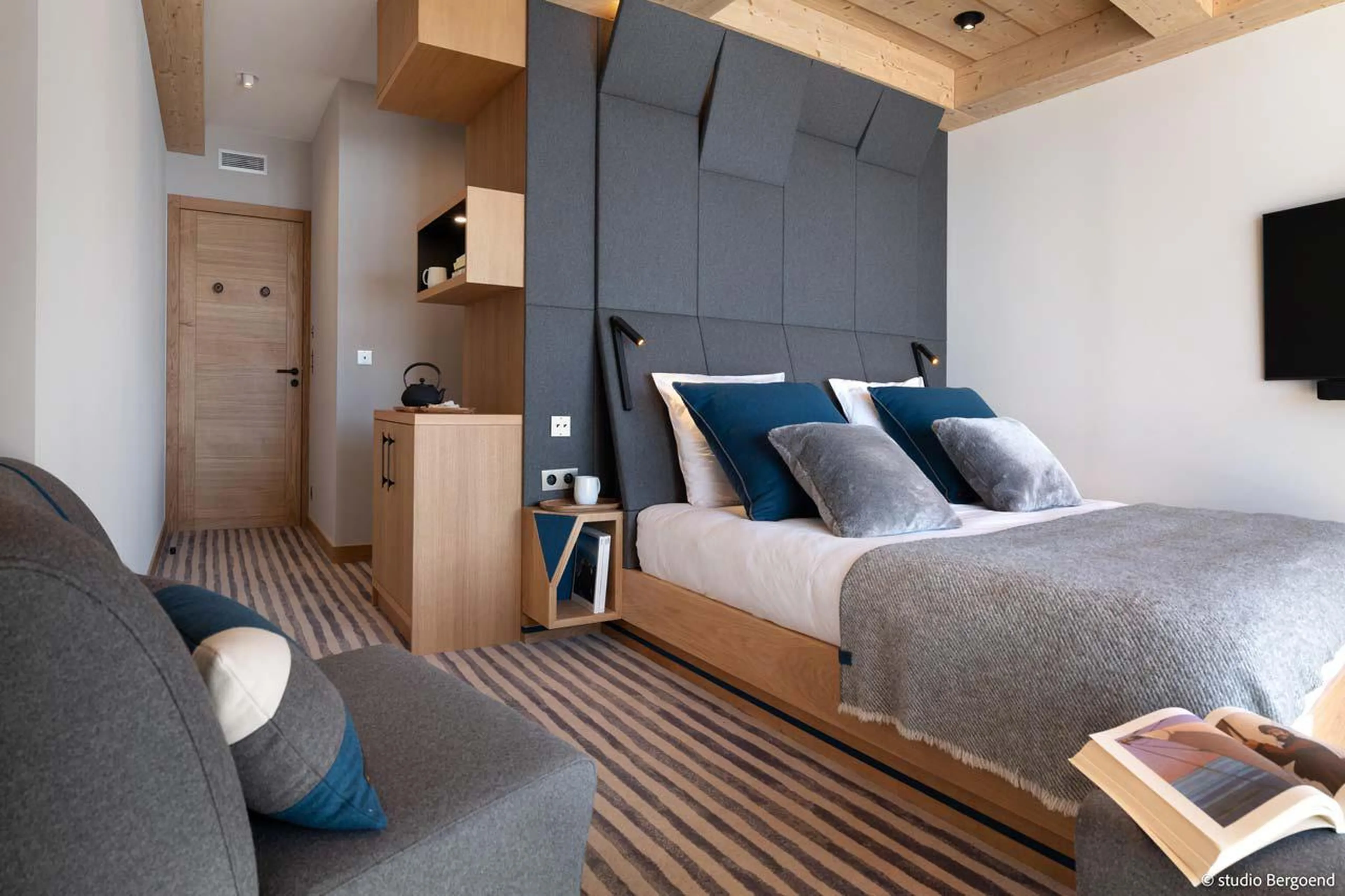 King size bedroom at Chalet Arpoza in Les Arcs