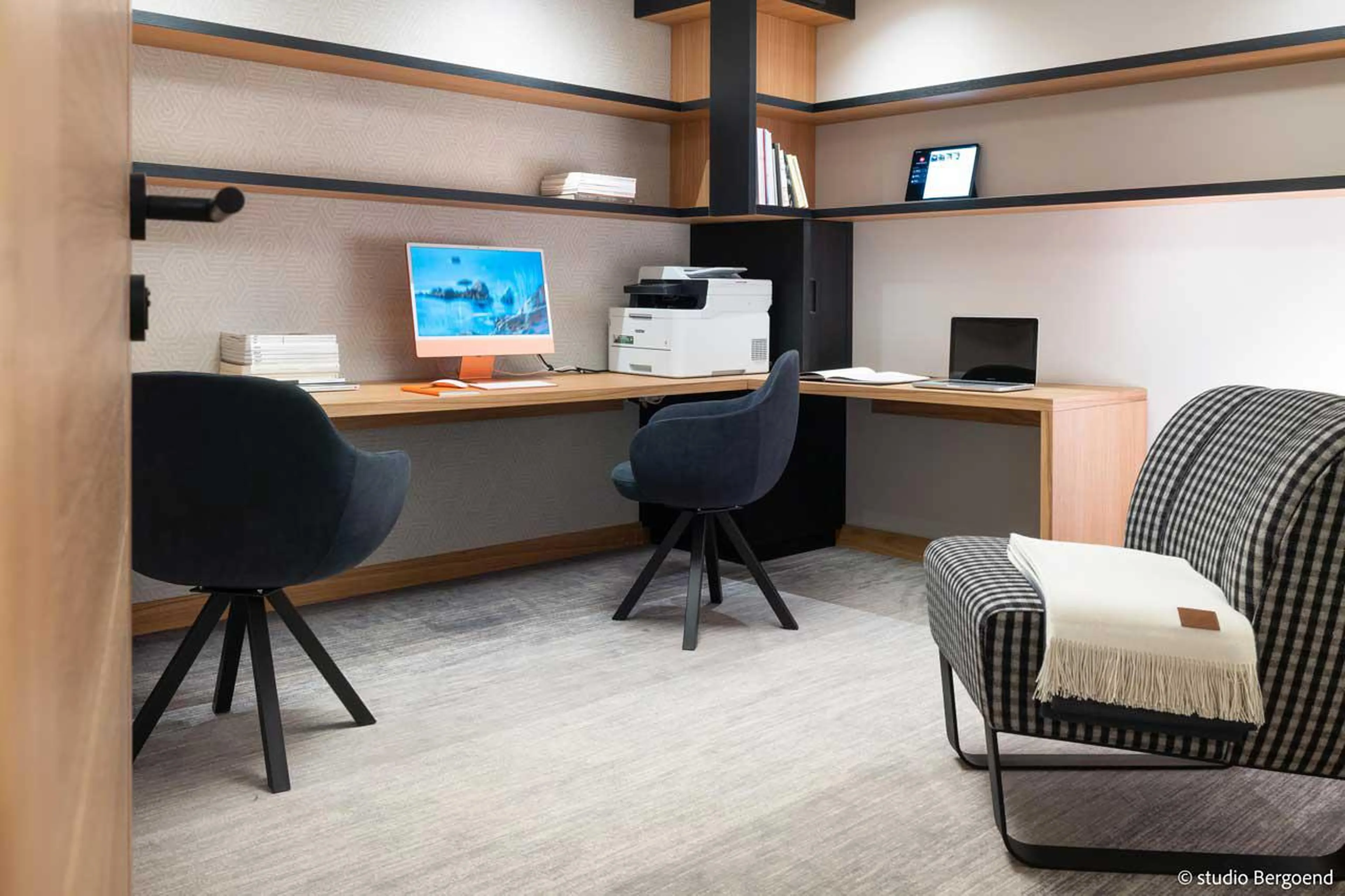 Large office with iMac and colour laser printer and scanner at Chalet Arpoza in Les Arcs