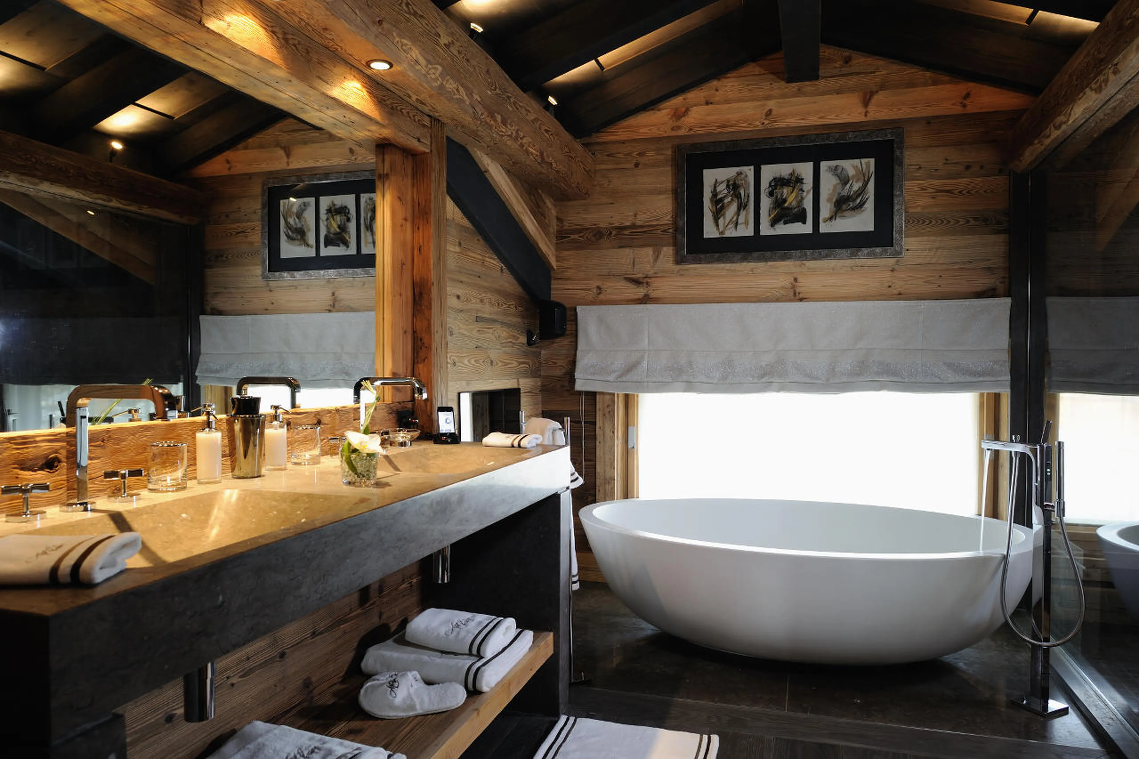 Oval bath and double basin in Chalet Art in Courchevel 1850