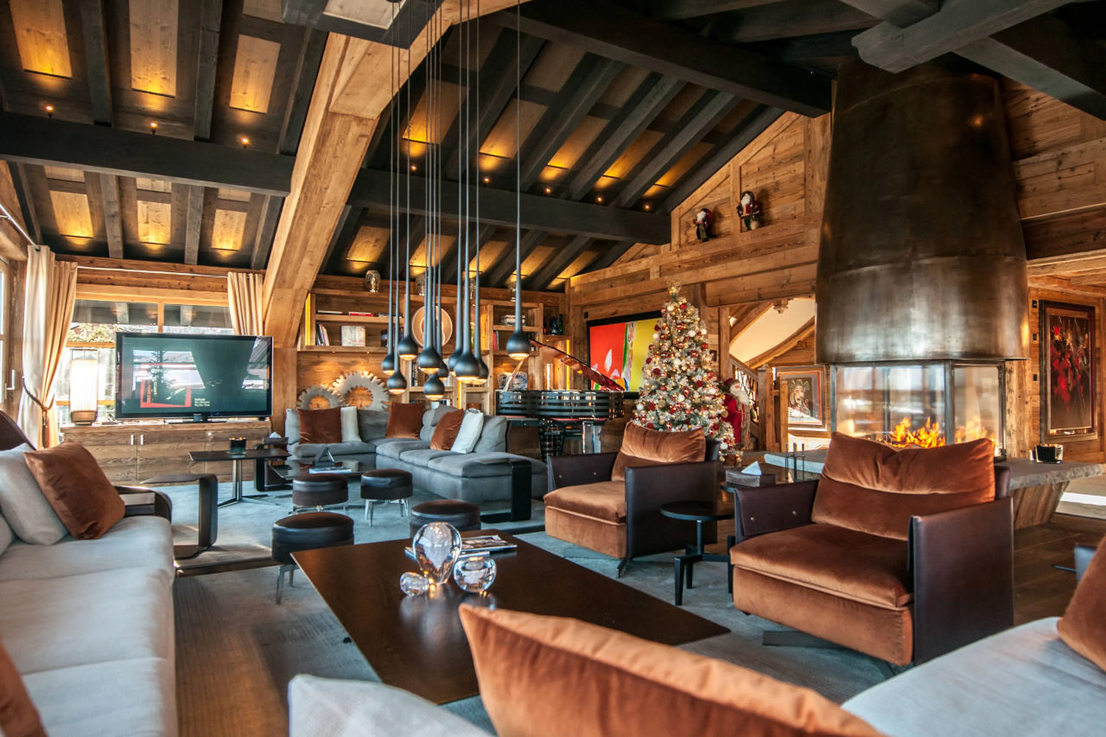 Central fireplace in the living area of Chalet Art in Courchevel 1850