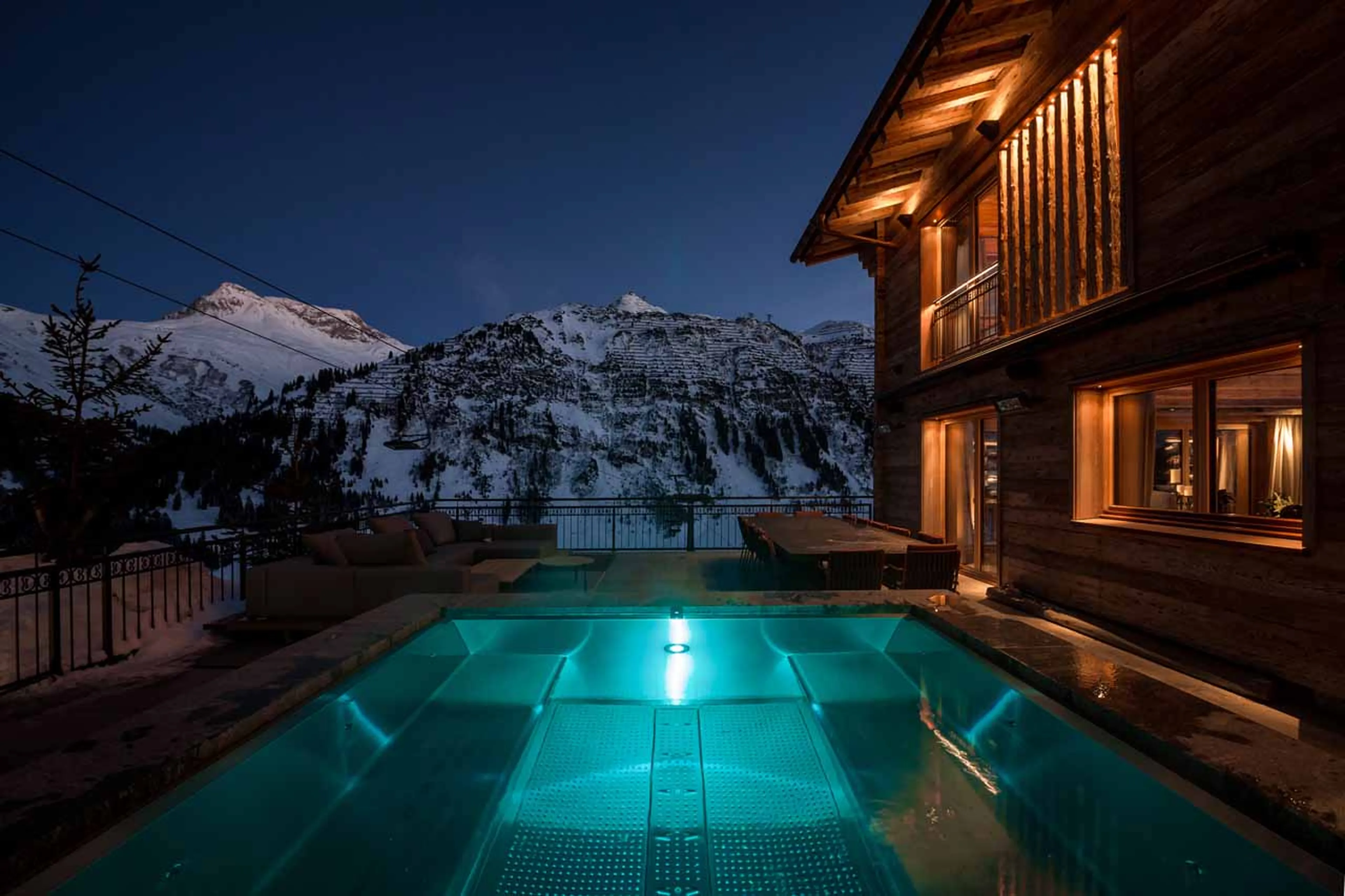 Outdoor hot tub at Chalet Arula 2 in Lech