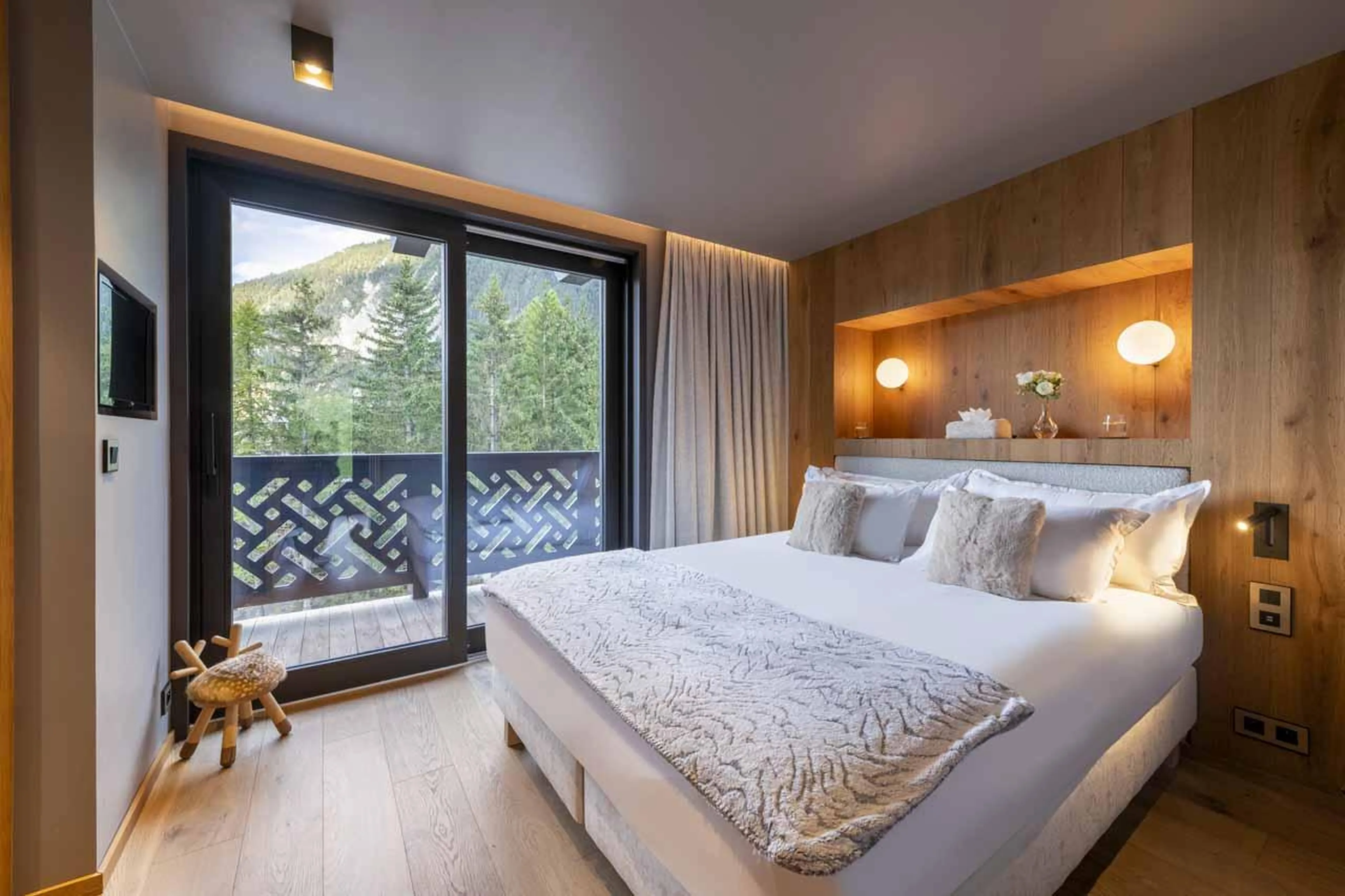 Double bedroom with access to balcony and TV in Chalet Ascension, Courchevel 1650