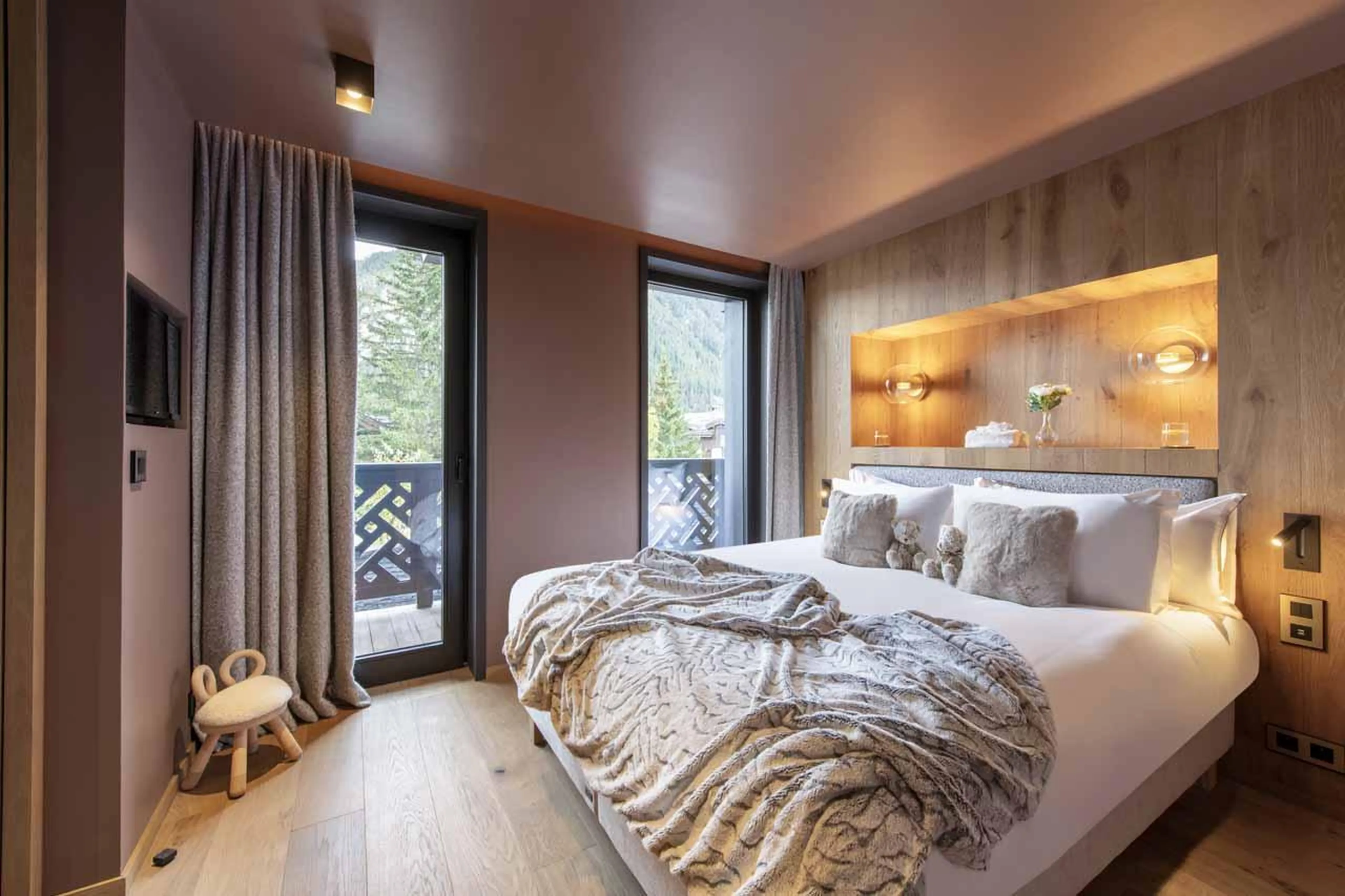 Double bedroom with TV and access to balcony in Chalet Ascension, Courchevel 1650