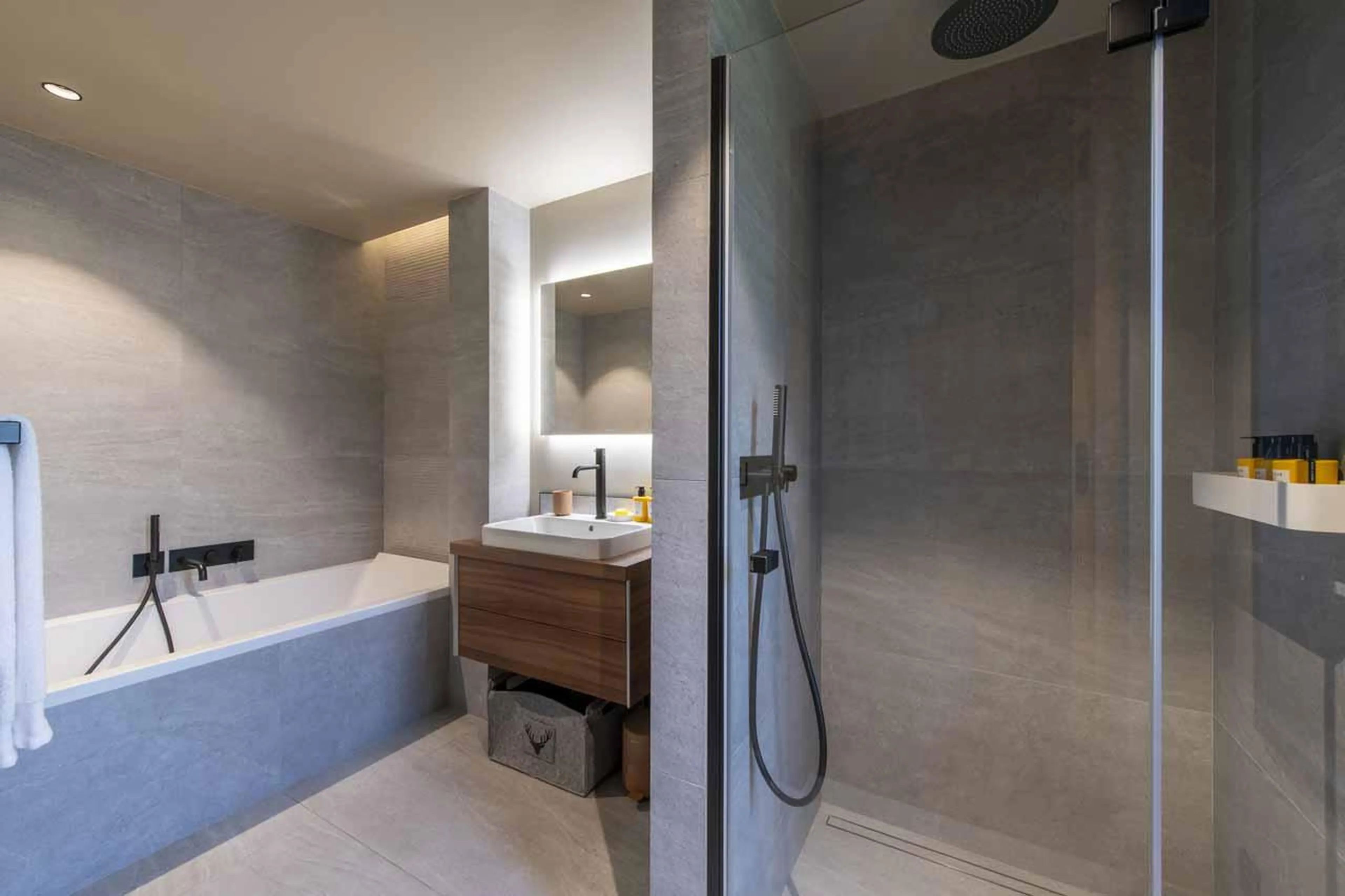 En-suite bathroom with separate shower in Chalet Ascension, Courchevel 1650