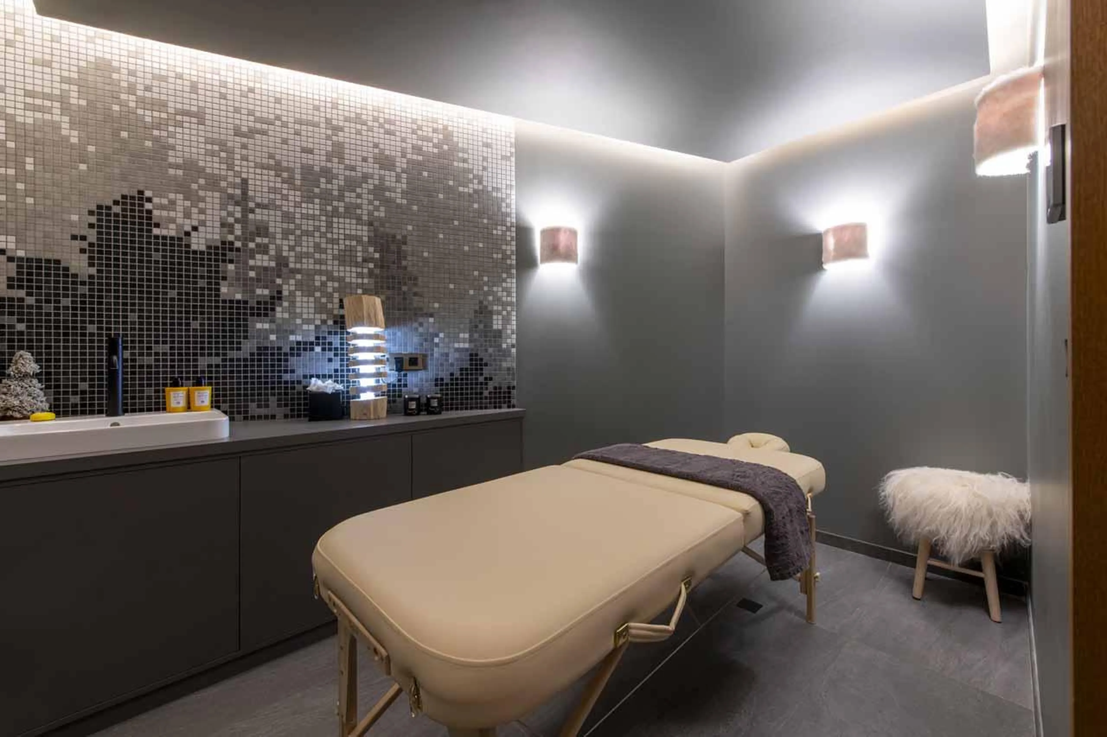 Massage room with massage table in Chalet Ascension, Courchevel 1650
