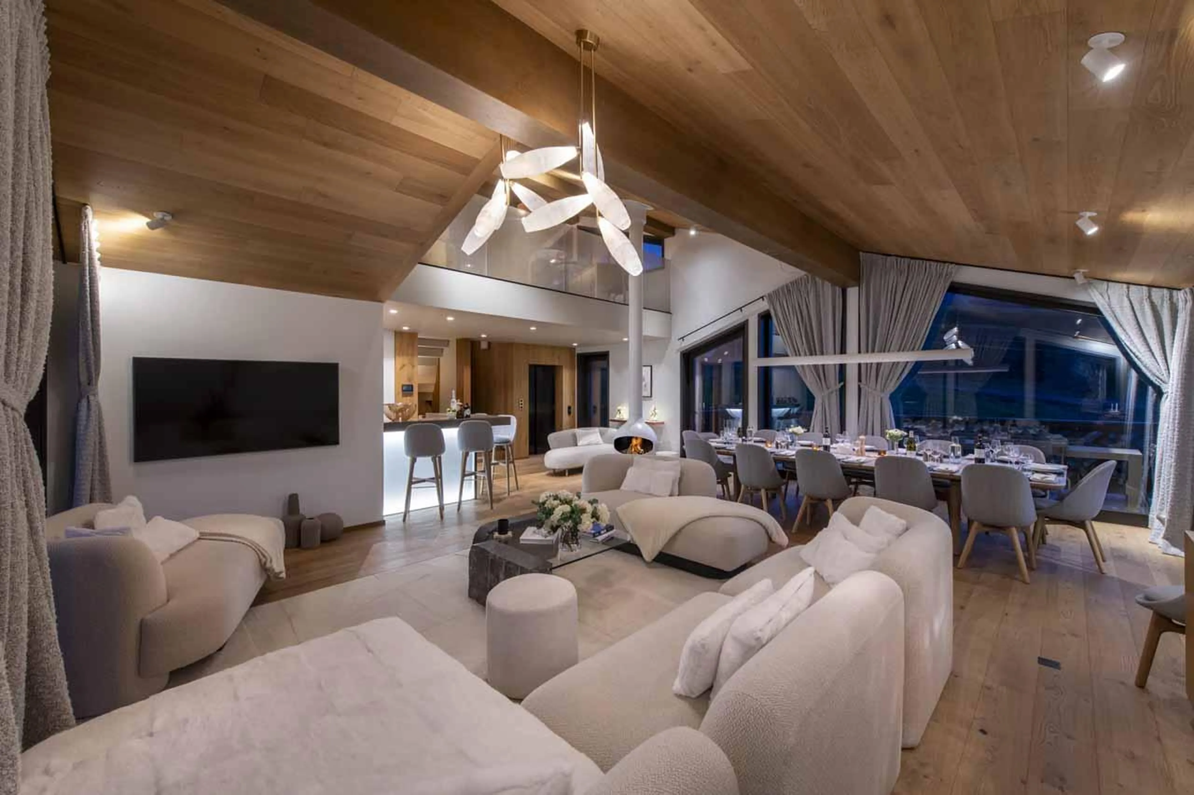 Open-plan living and dining area in Chalet Ascension, Courchevel 1650