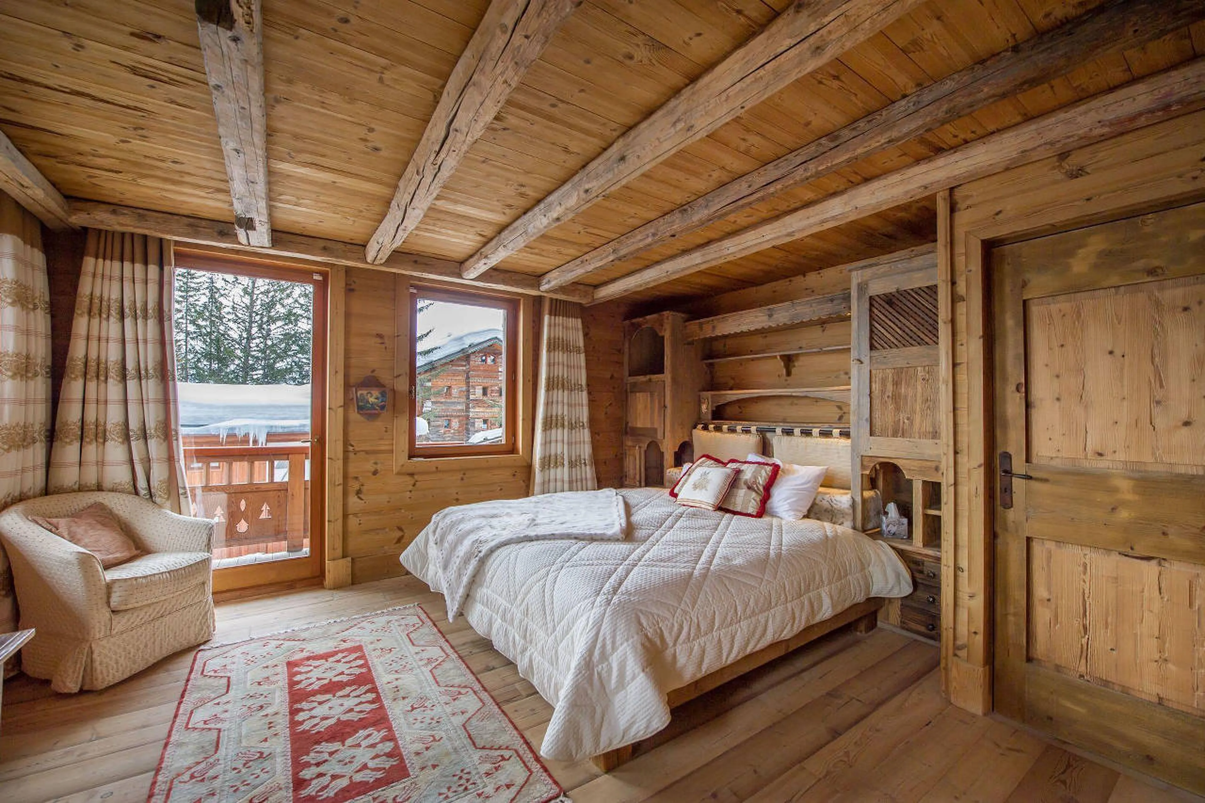 Double bedroom with balcony access in Chalet Aspen in Courchevel 1850