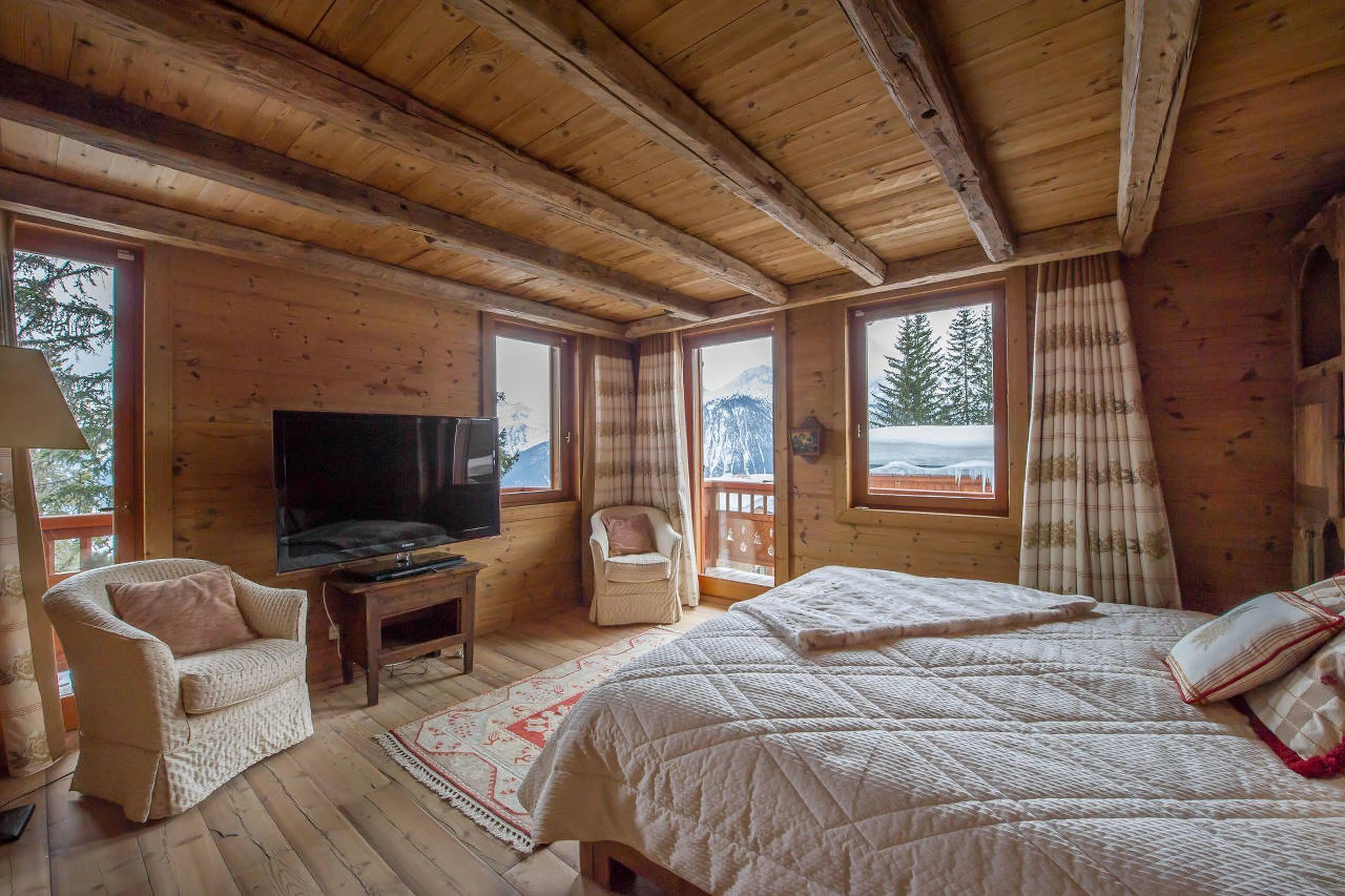 Bedroom with double bed and TV in Chalet Aspen in Courchevel 1850