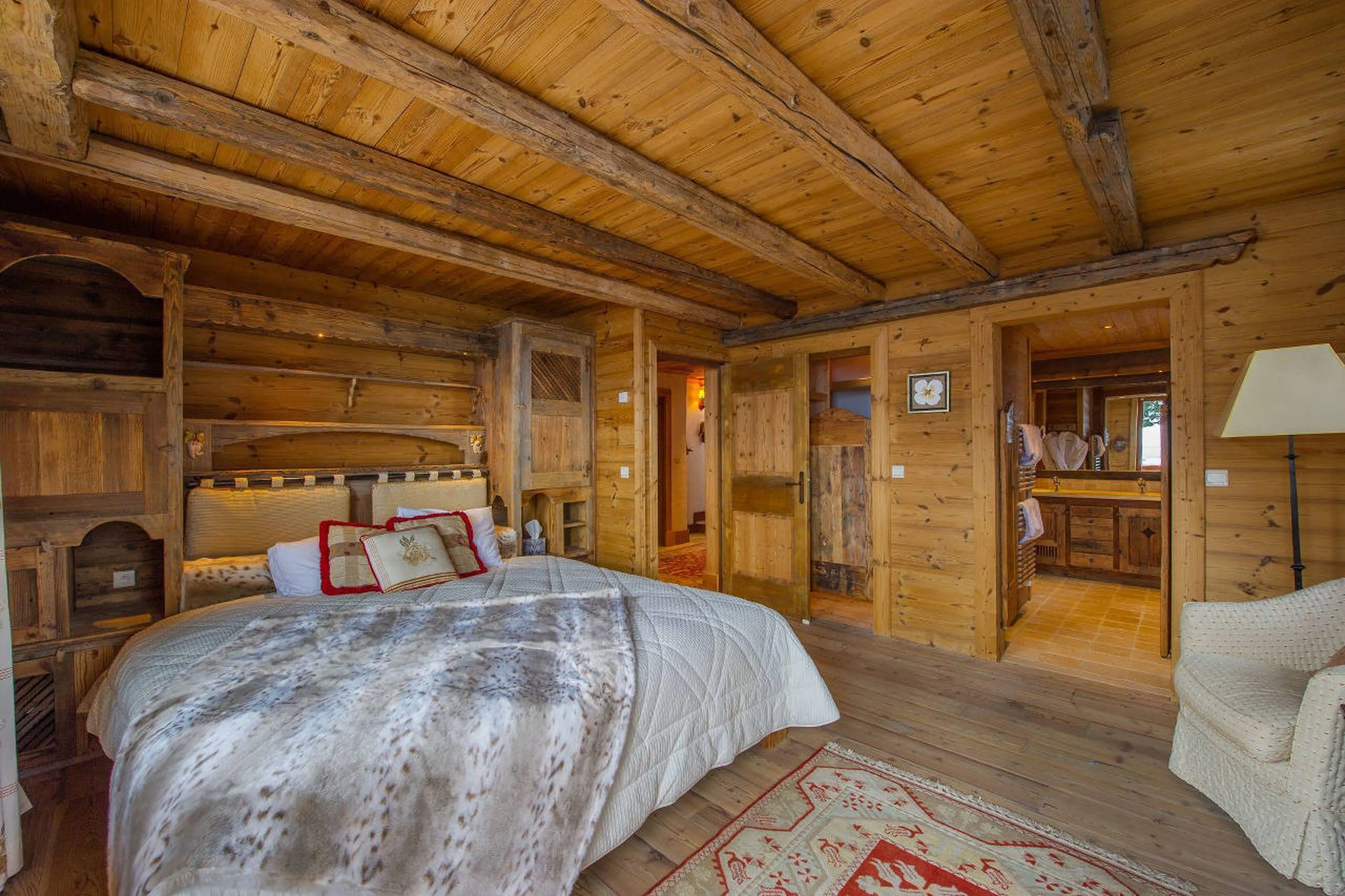 Double bedroom with en suite bathroom in Chalet Aspen in Courchevel 1850