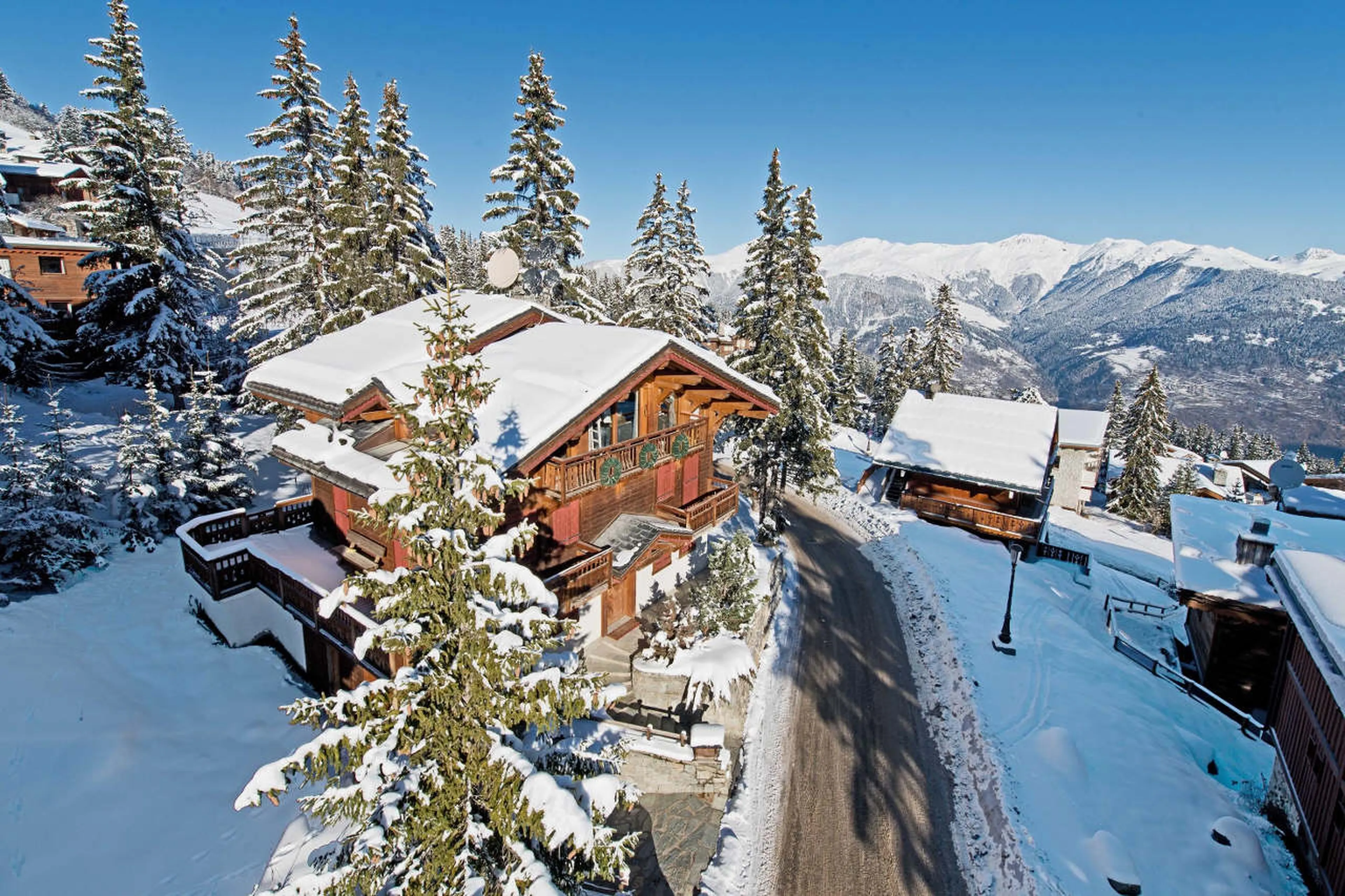 Cosy Chalet Aspen in Courchevel 1850 only a few metres from ski slopes
