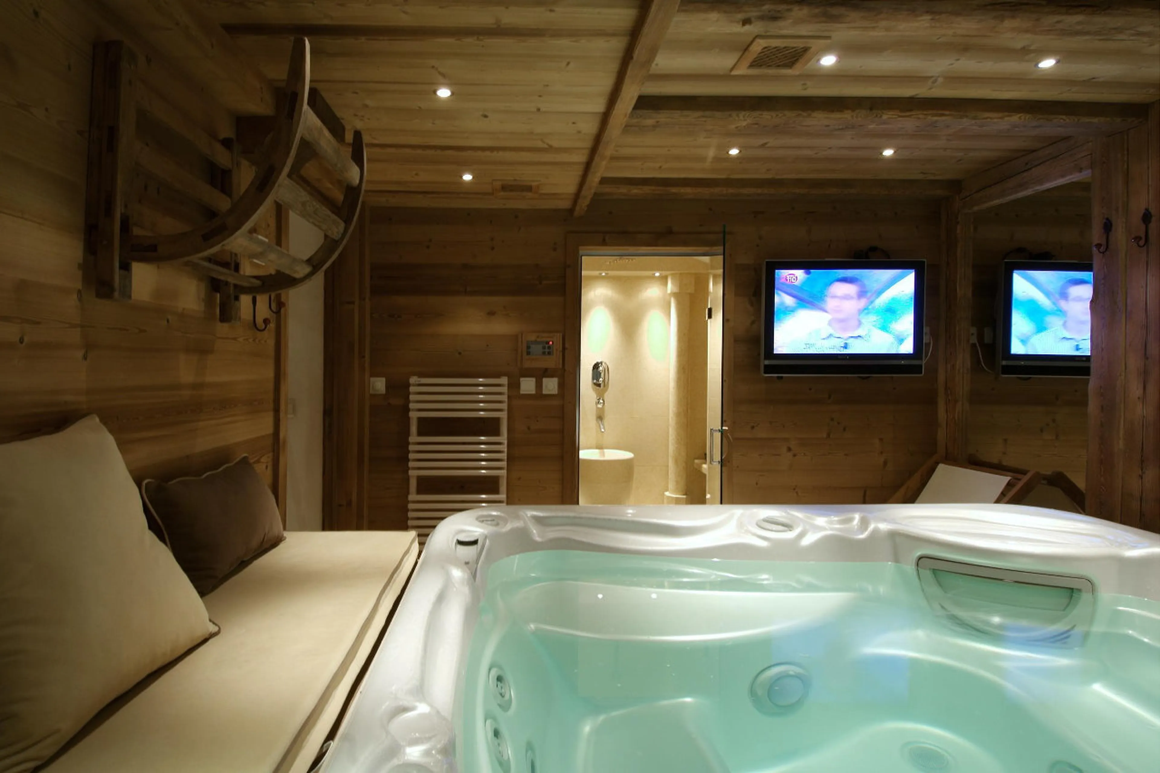 Jacuzzi in wellness area of Chalet Aspen in Courchevel 1850